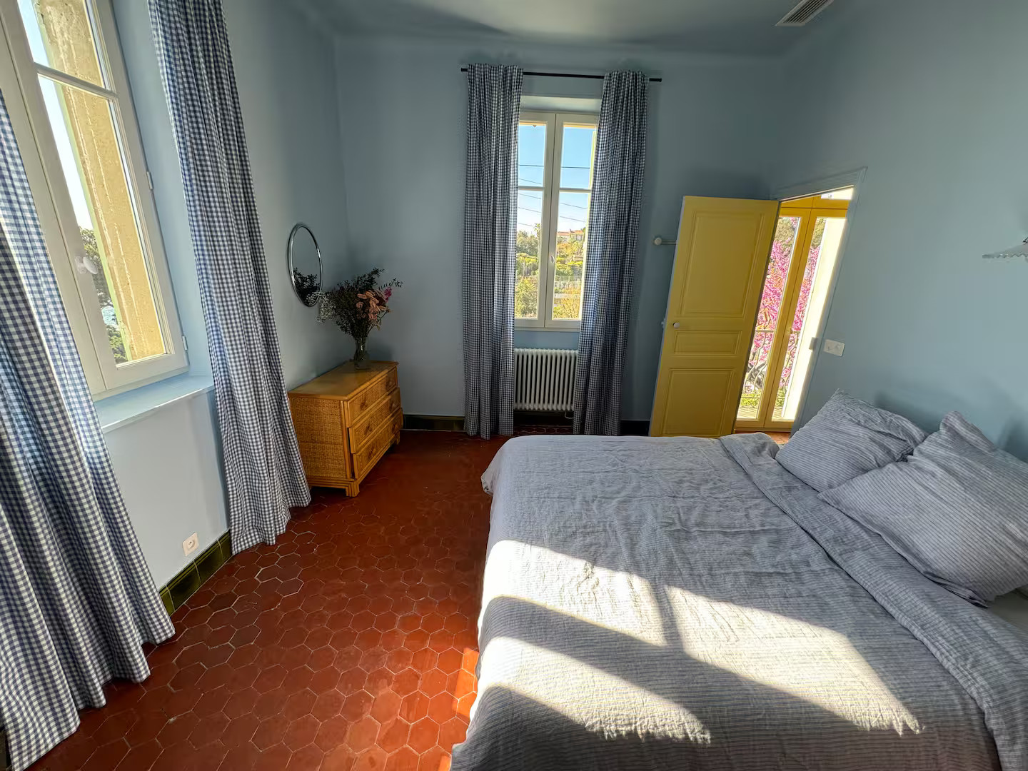 chambre bleue vue mer maison de ville Marseille décoration vintage Villa Medjé chambre bleue vue mer maison de ville Marseille décoration vintage Villa Medjé