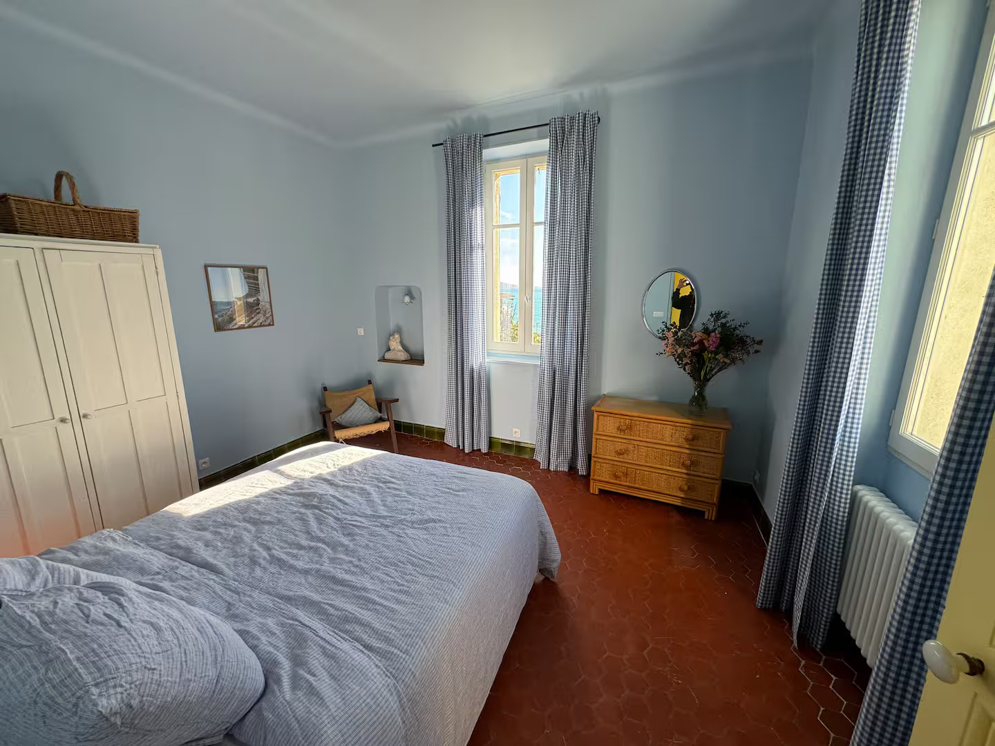 chambre bleue vue mer maison de ville Marseille décoration vintage Villa Medjé chambre bleue vue mer maison de ville Marseille décoration vintage Villa Medjé