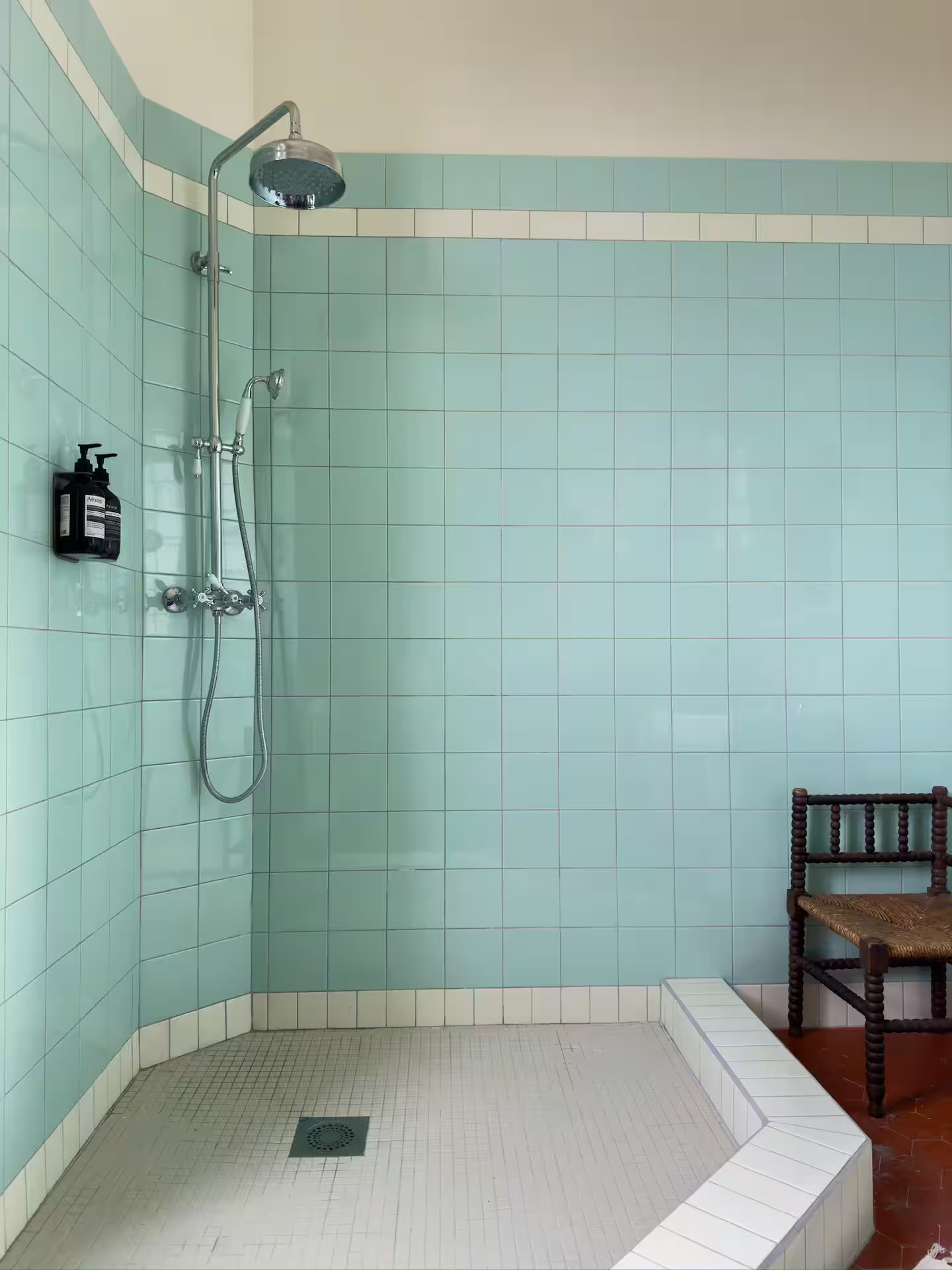 salle de bain rétro carrelage vert maison de ville Marseille décoration vintage Villa Medjé salle de bain rétro carrelage vert maison de ville Marseille décoration vintage Villa Medjé