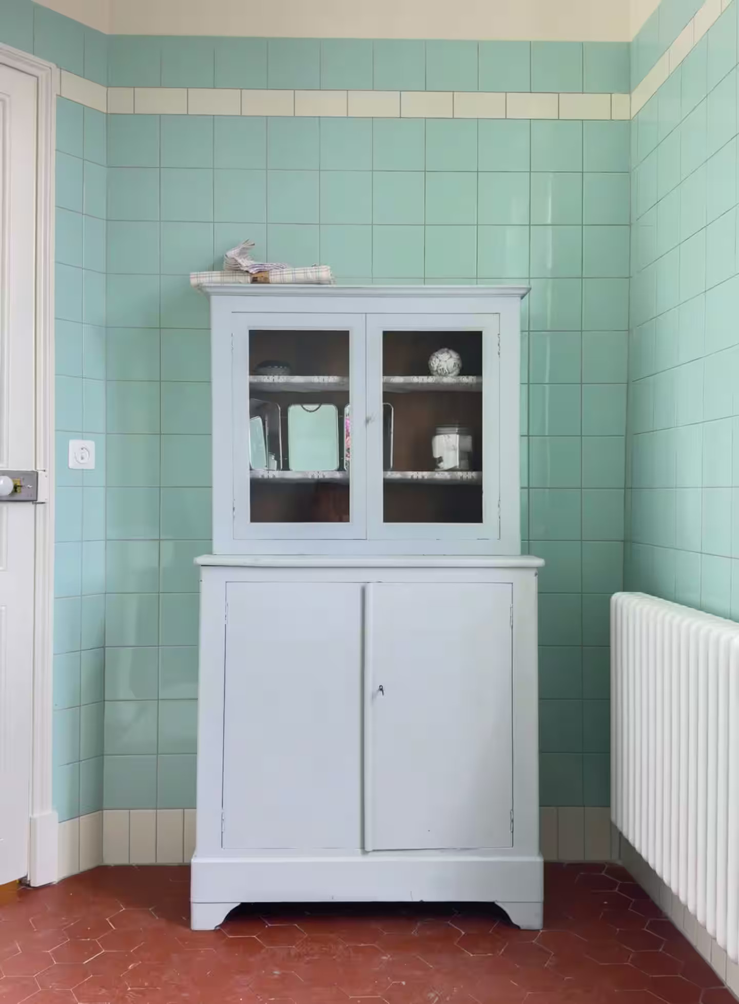 salle de bain rétro carrelage vert maison de ville Marseille décoration vintage Villa Medjé salle de bain rétro carrelage vert maison de ville Marseille décoration vintage Villa Medjé