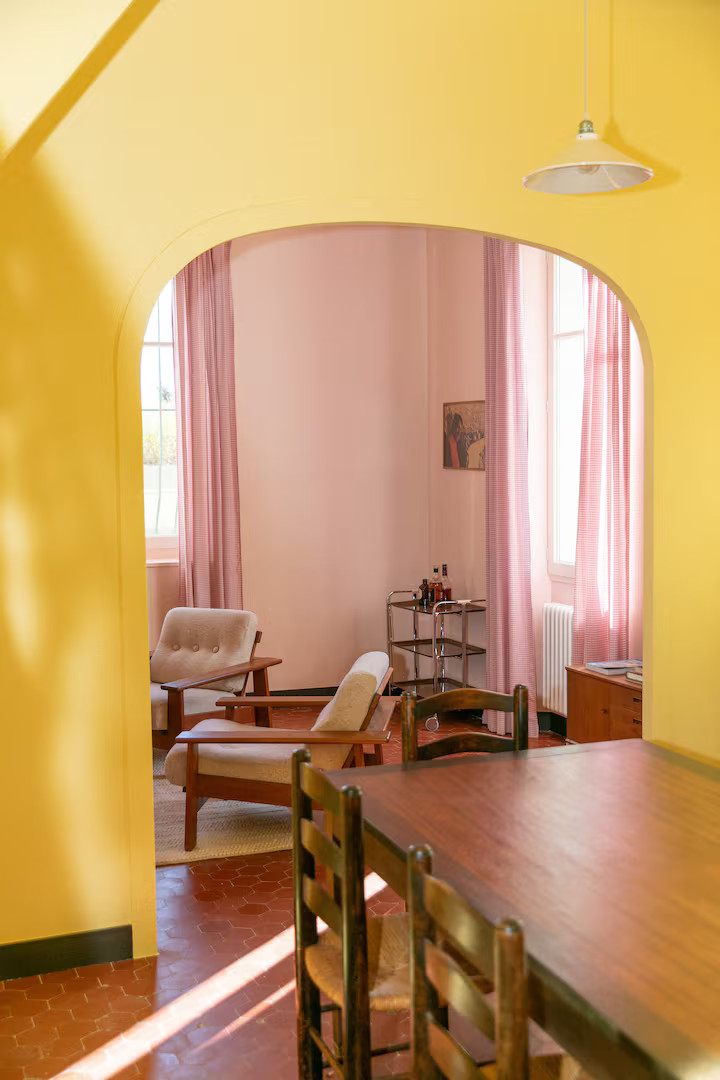 salle à manger murs jaunes et salon murs roses maison de ville Marseille décoration vintage Villa Medjé salle à manger murs jaunes et salon murs roses maison de ville Marseille décoration vintage Villa Medjé