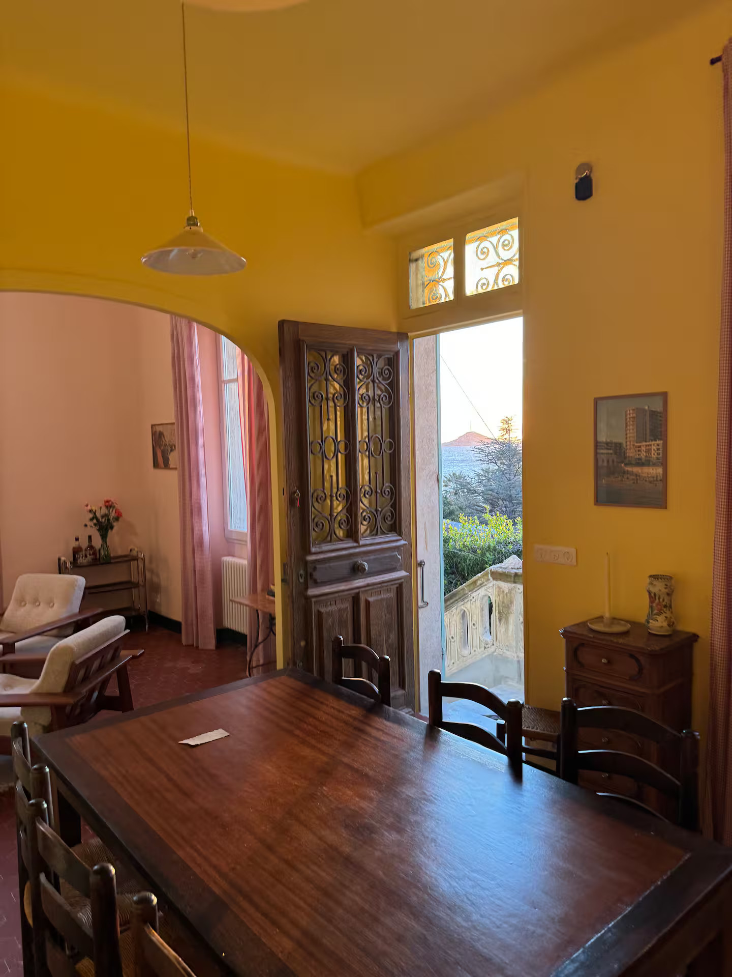 salle à manger murs jaunes et salon murs roses maison de ville Marseille décoration vintage Villa Medjé salle à manger murs jaunes et salon murs roses maison de ville Marseille décoration vintage Villa Medjé