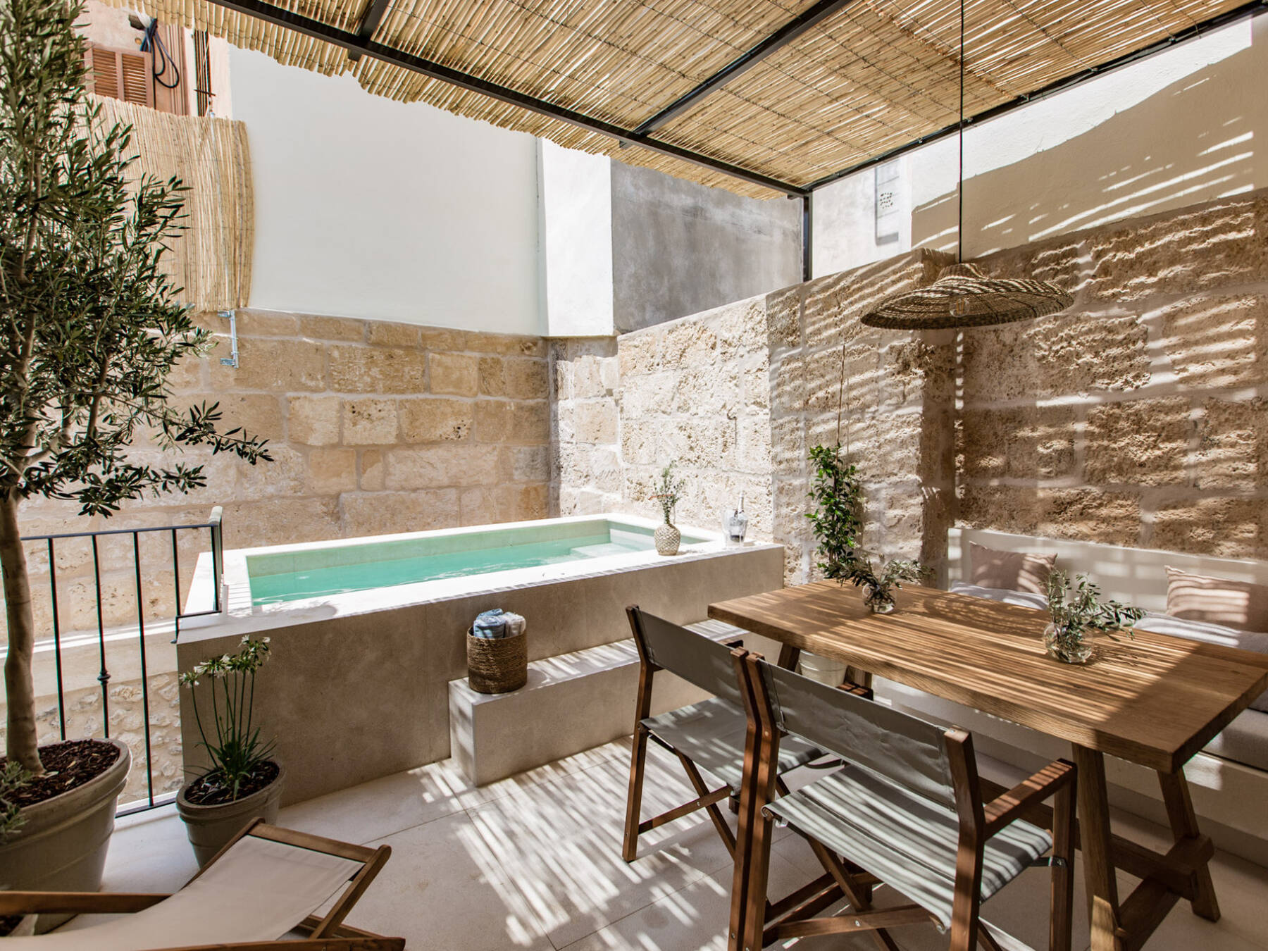 Cette maison de ville à Majorque de 223m2 cache une mini piscine sur sa terrasse