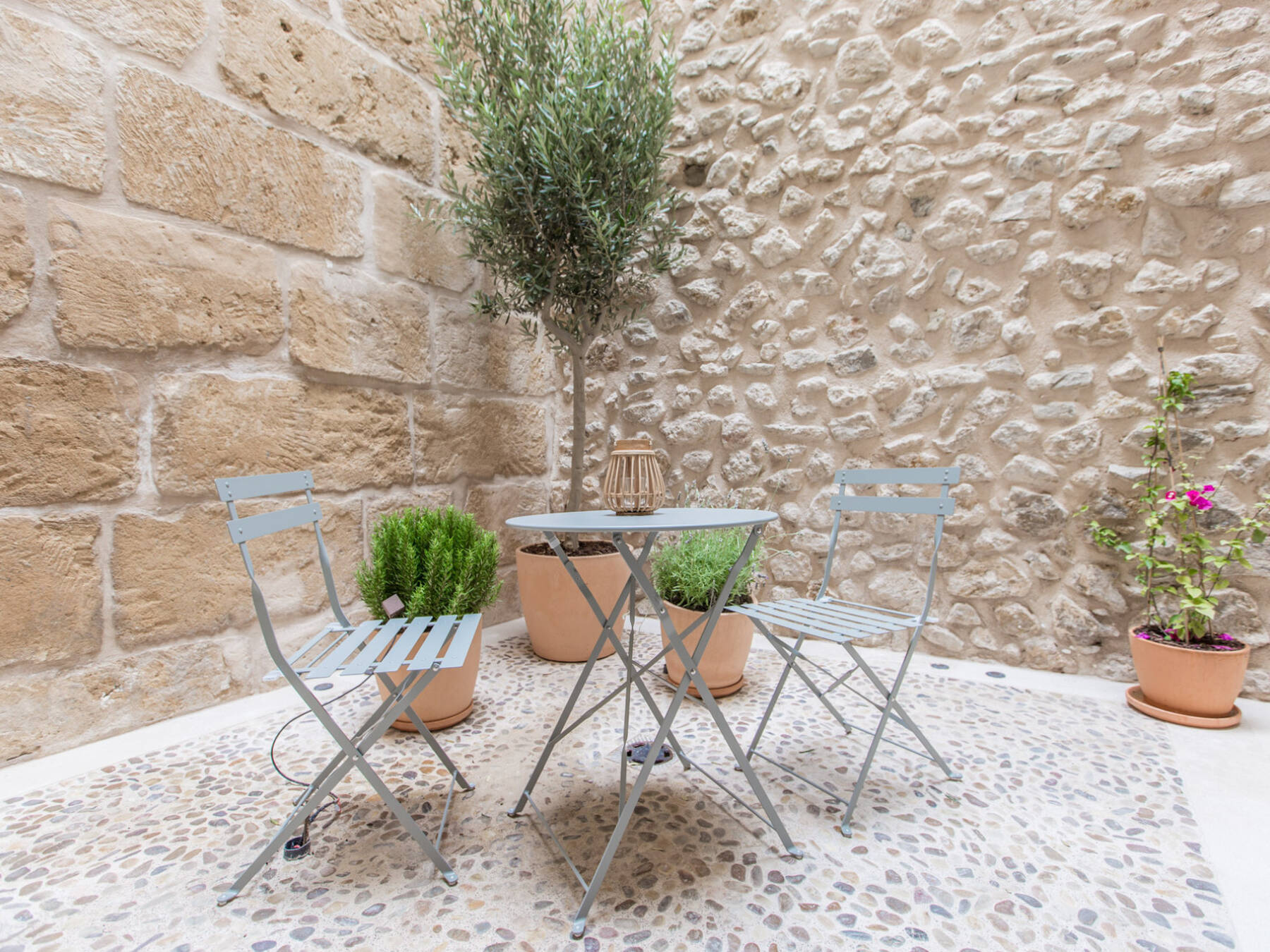 terrasse galet entourée murs en pierres maison de ville Majorque terrasse galet entourée murs en pierres maison de ville Majorque
