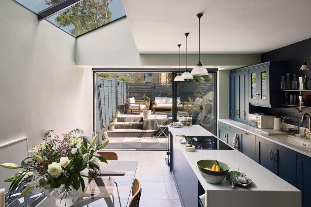 Une maison victorienne rénovée avec cuisine sur le jardin à Londres