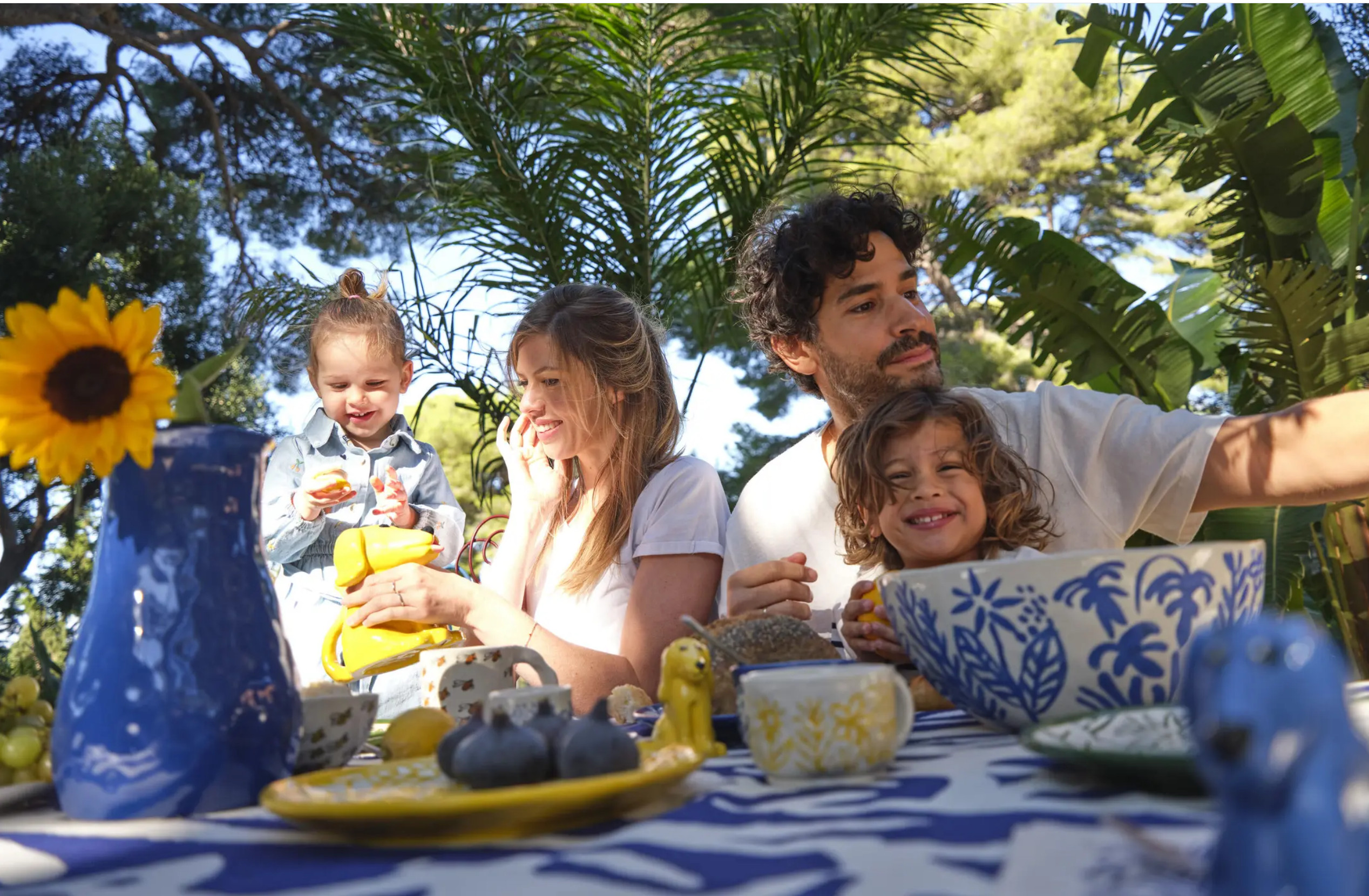 famille devant table de jardin décoration et vaisselle colorée collaboration Monoprix x B.D. Graft