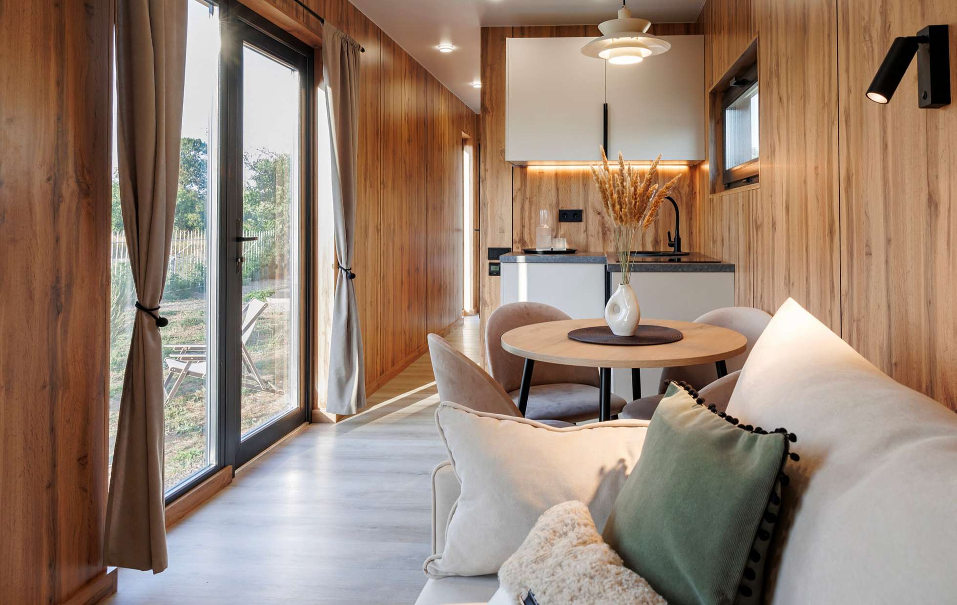 Mini maison container de 27m2 : un aménagement bois optimisé