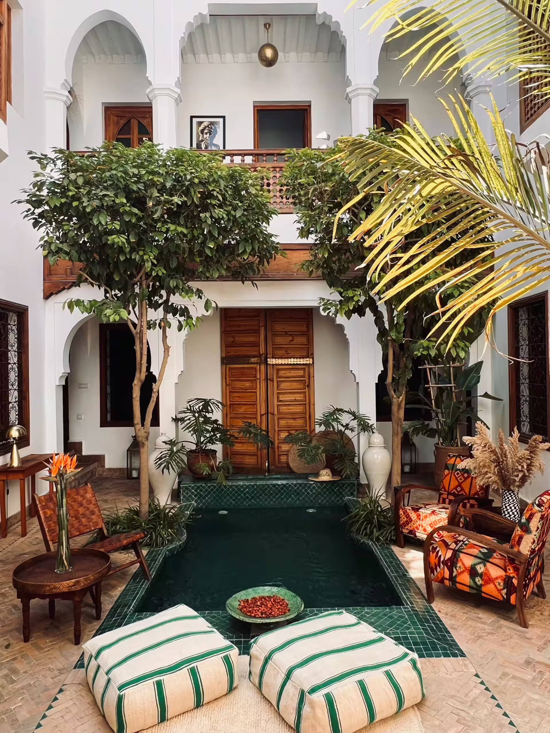 patio avec bassin zelliges vertes Riad Sadaka Marrakech décoration marocaine
