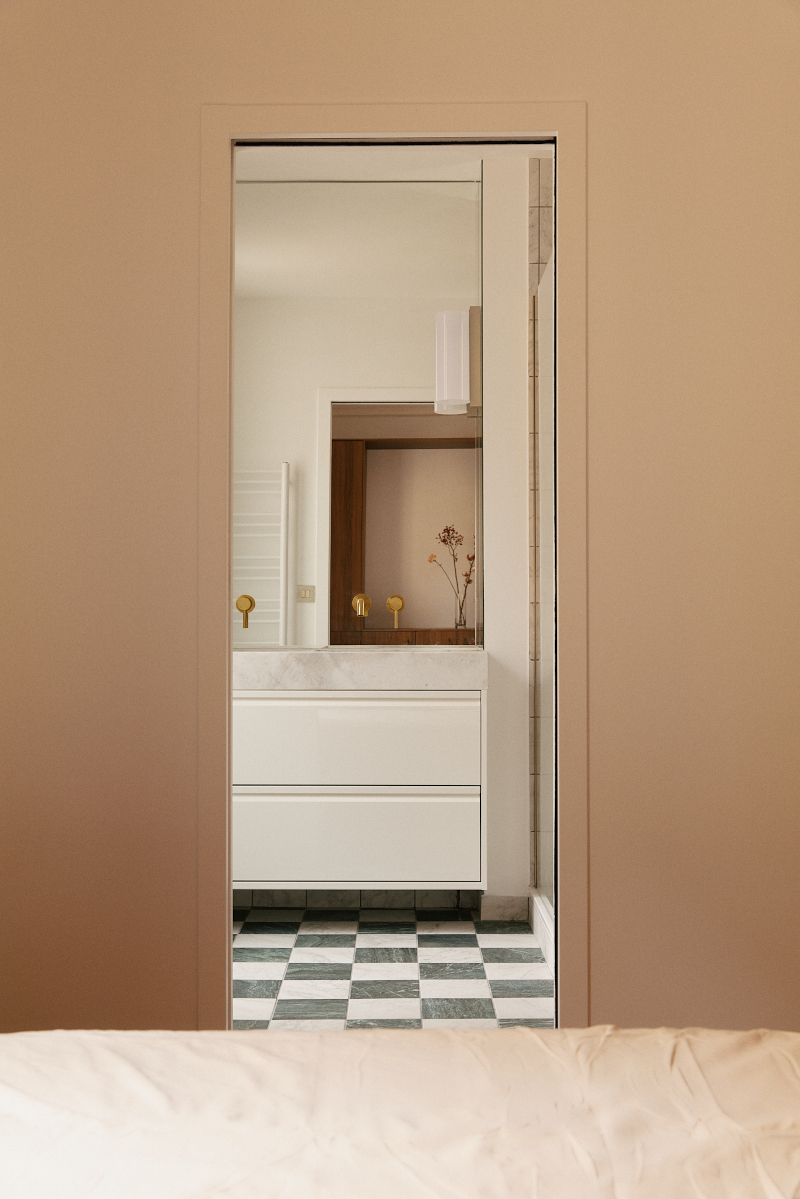 salle de bain et chambre décoration contemporaine appartement haussmannien Paris 50m2 Photo : © Oracle Paris salle de bain et chambre décoration contemporaine appartement haussmannien Paris 50m2 Photo : © Oracle Paris