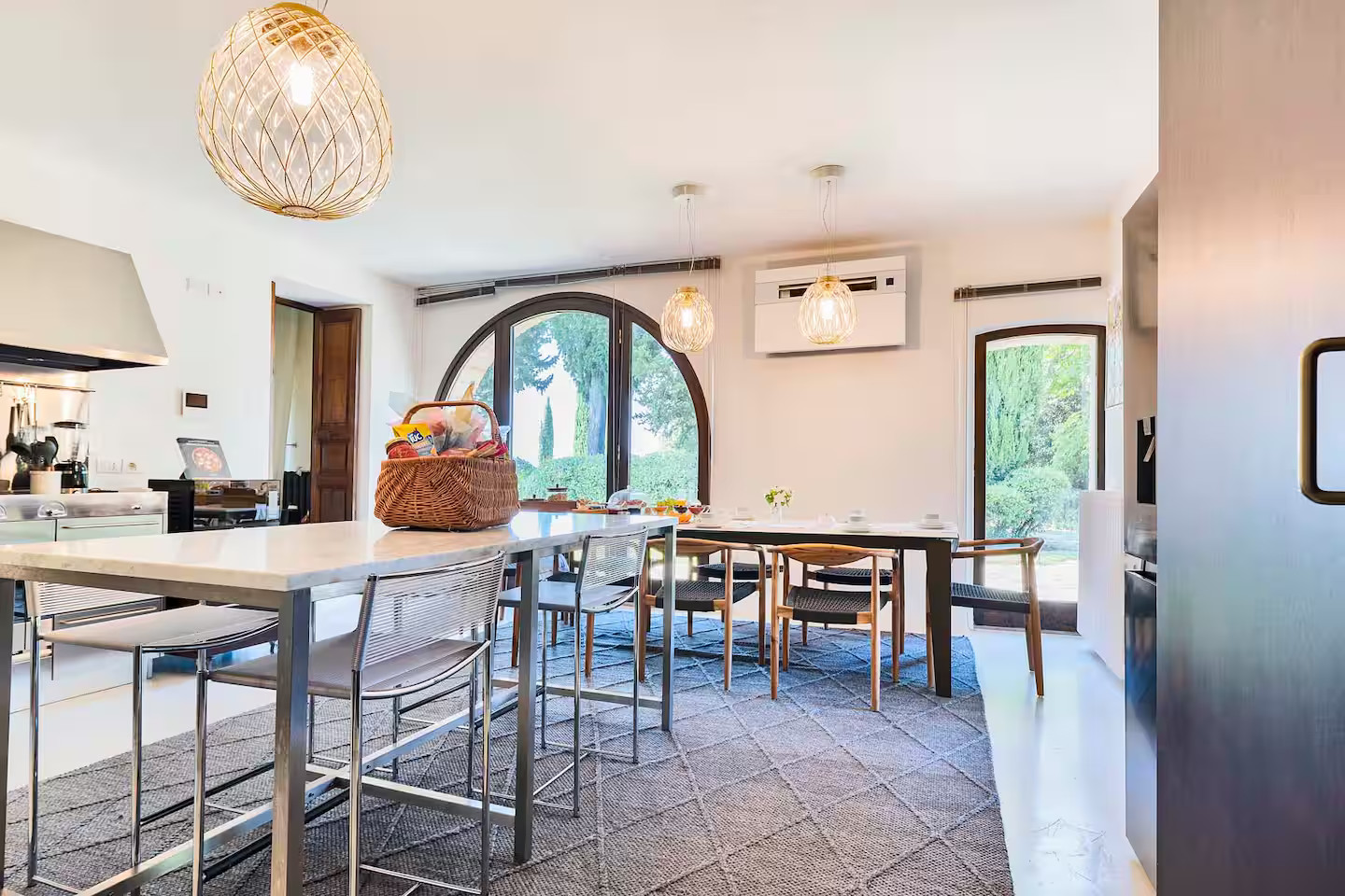 cuisine et salle à manger fenêtre cintrée maison en pierres Toscane Italie