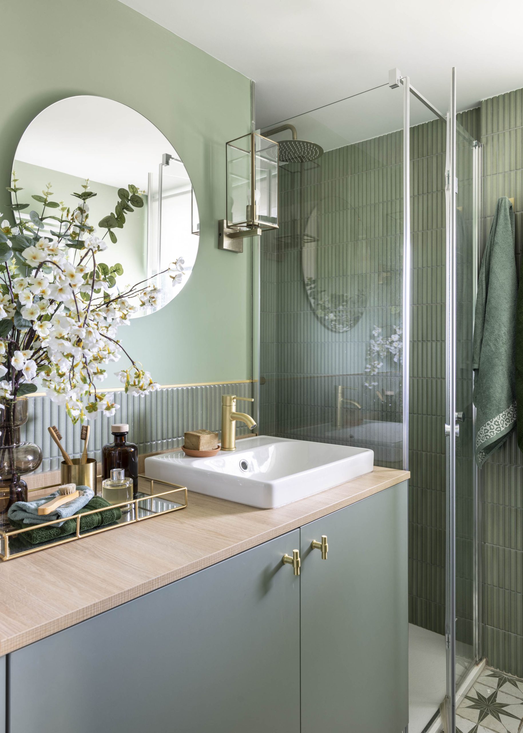 salle de bain verte et bois