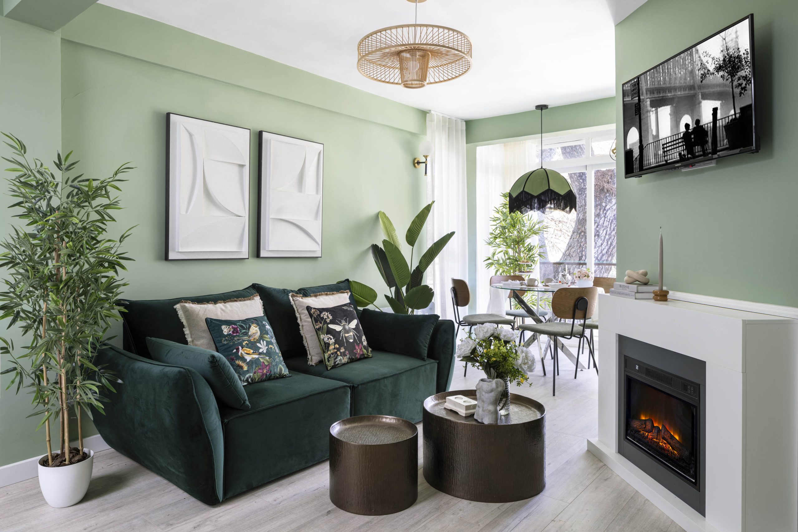 salon avec cheminée décoration verte appartement de 58m2