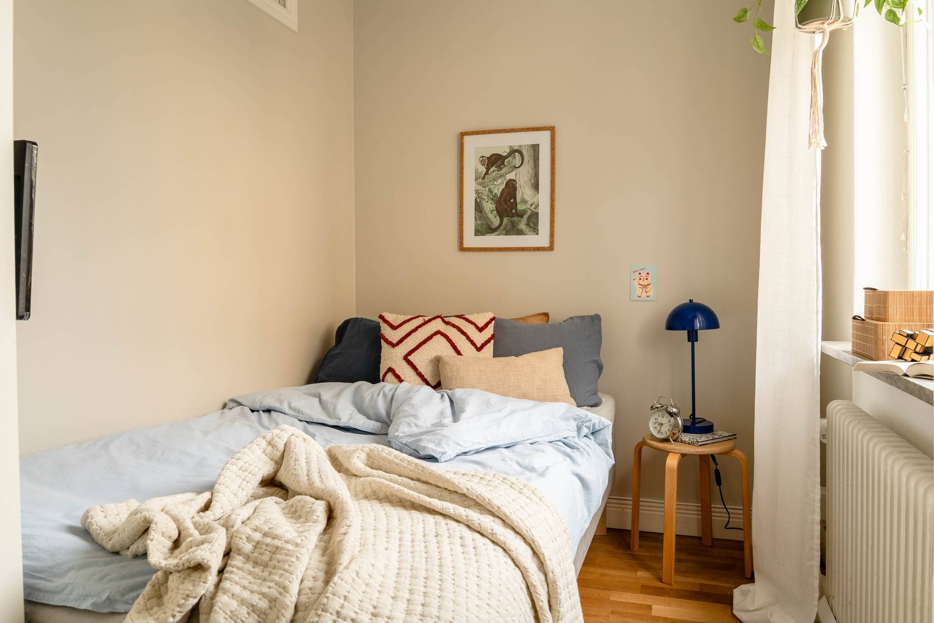chambre murs beiges décoration scandinave deux-pièces 35m2 chambre murs beiges décoration scandinave deux-pièces 35m2