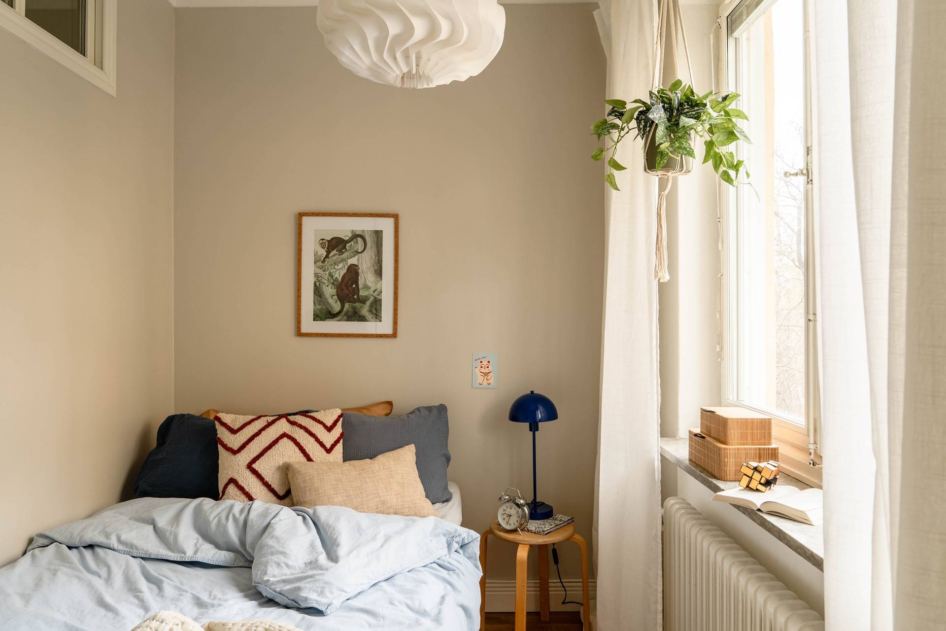 chambre murs beiges décoration scandinave deux-pièces 35m2 chambre murs beiges décoration scandinave deux-pièces 35m2