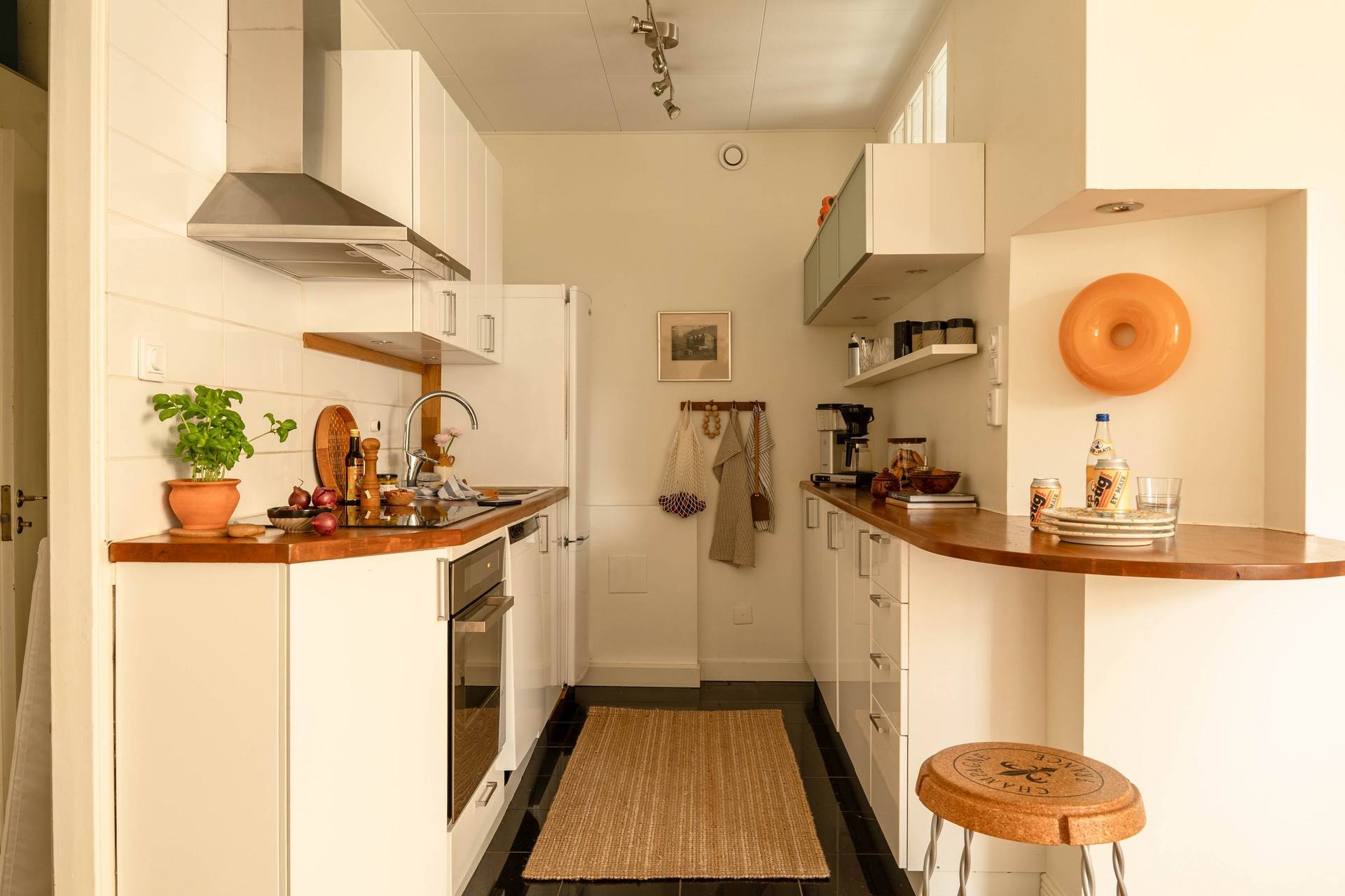 cuisine murs beiges décoration scandinave deux-pièces 35m2 cuisine murs beiges décoration scandinave deux-pièces 35m2