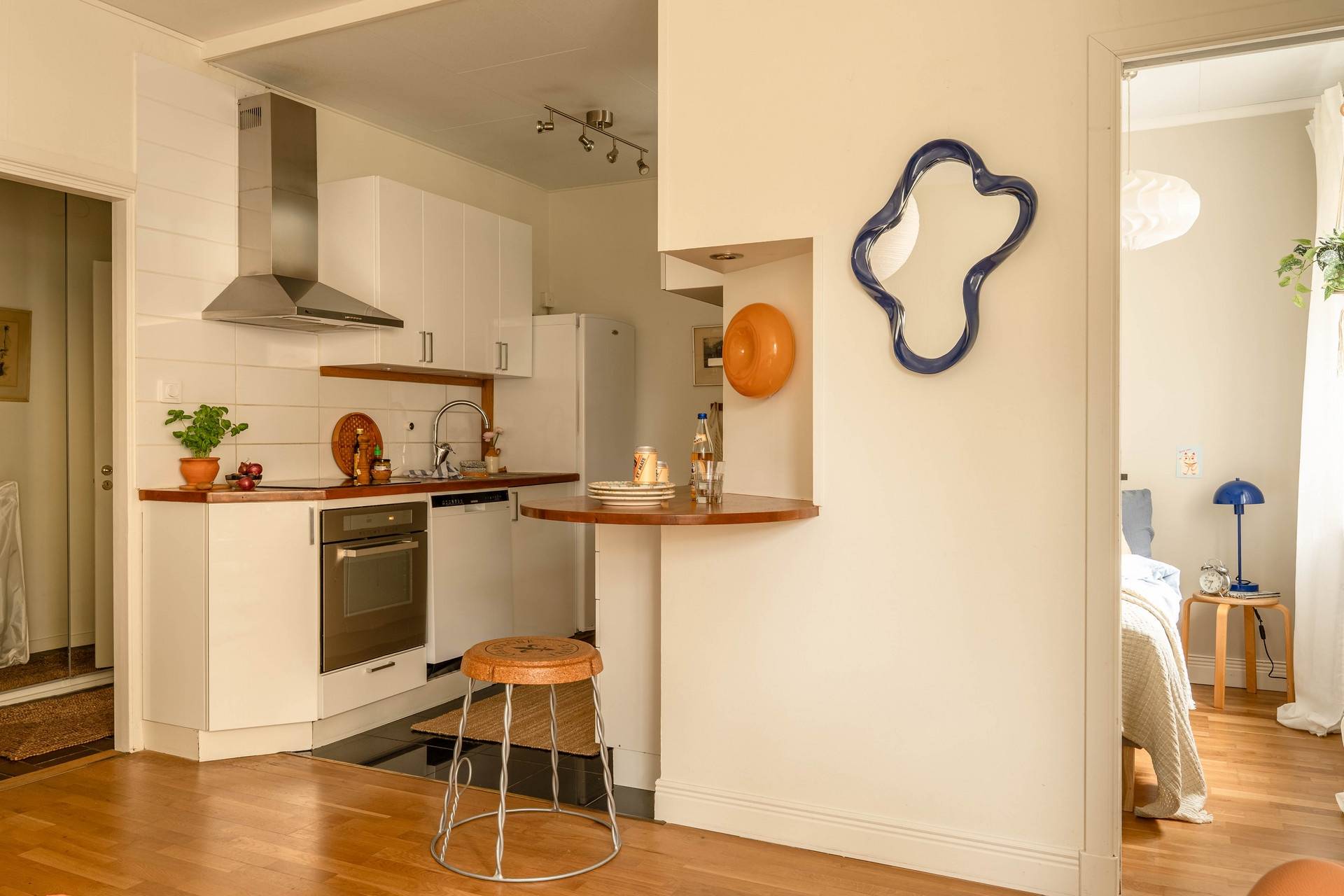 chambre et cuisine murs beiges décoration scandinave deux-pièces 35m2 chambre et cuisine murs beiges décoration scandinave deux-pièces 35m2