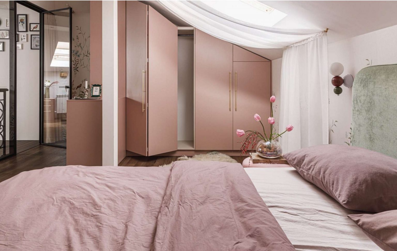 chambre mansardée décoration contemporaine rose