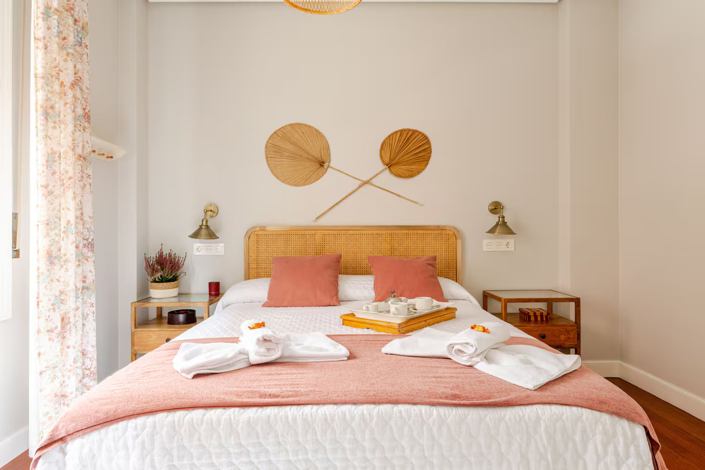 chambre terracotta décoration contemporaine et naturelle appartement à Bilbao