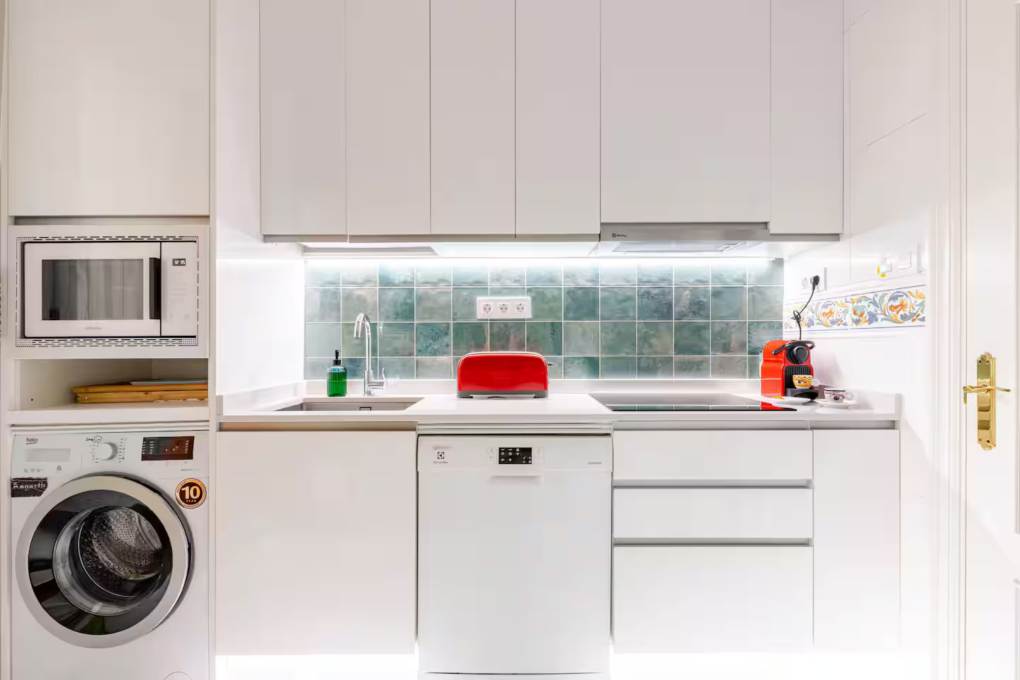 cuisine verte et blanche décoration contemporaine appartement à Bilbao