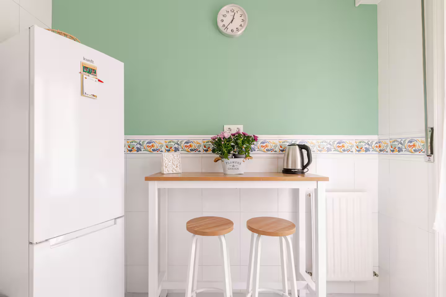 cuisine verte et blanche décoration contemporaine appartement à Bilbao