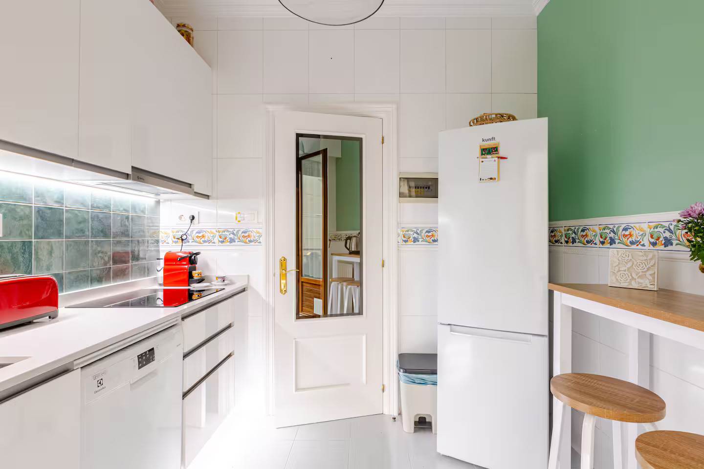 cuisine verte et blanche décoration contemporaine appartement à Bilbao