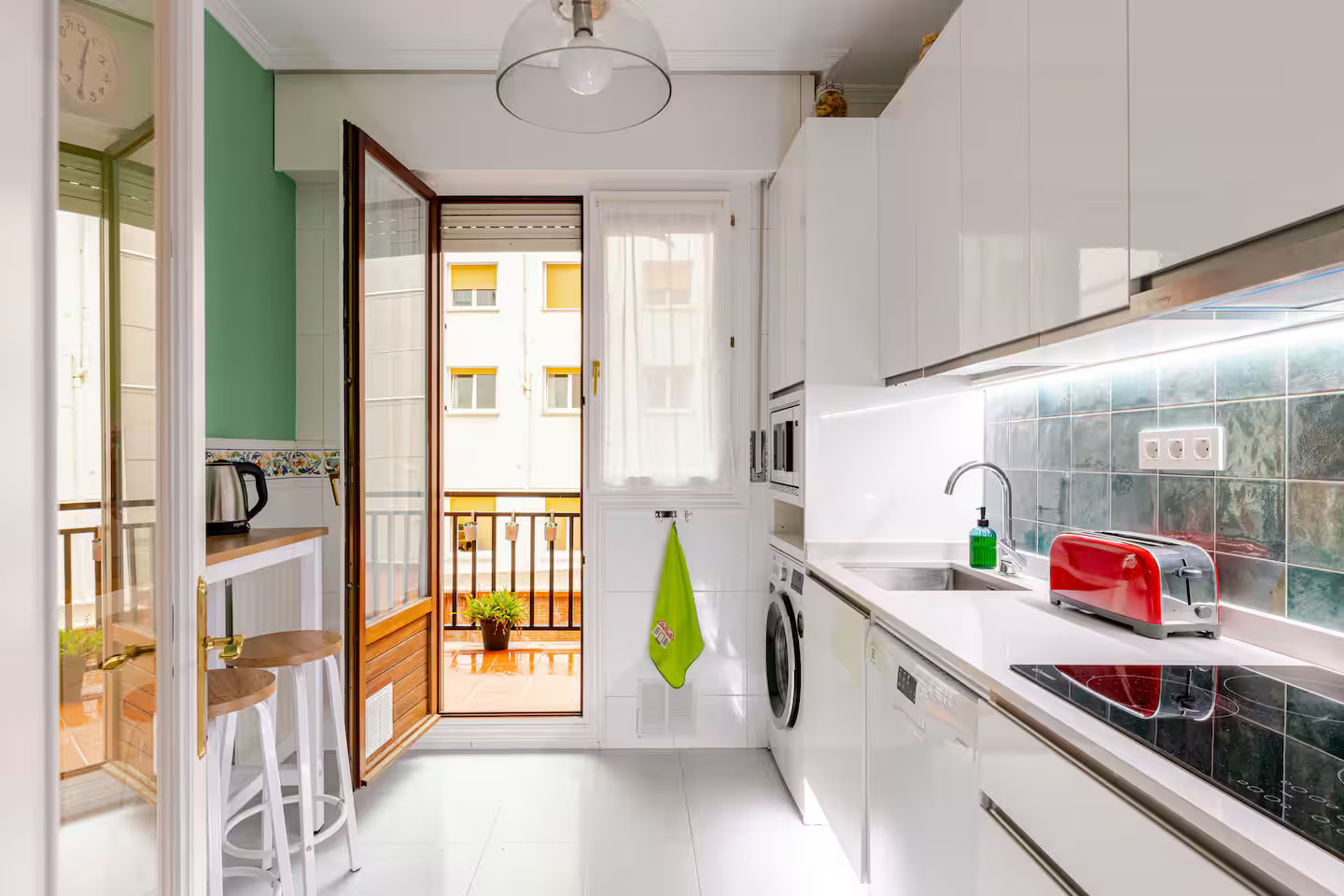 cuisine verte et blanche décoration contemporaine appartement à Bilbao