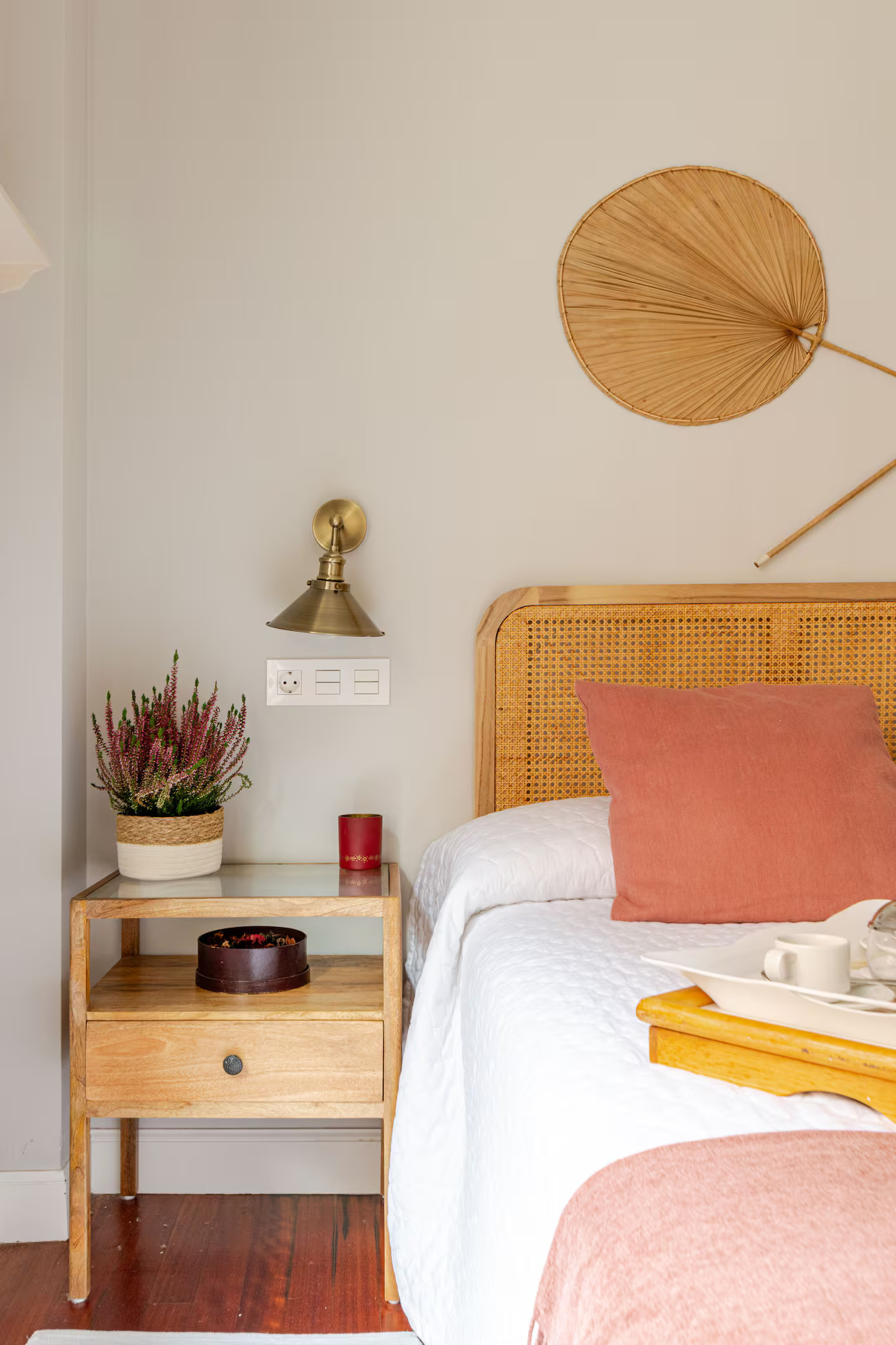 chambre terracotta décoration contemporaine et naturelle appartement à Bilbao