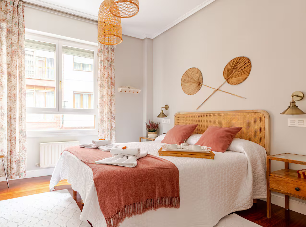 chambre terracotta décoration contemporaine et naturelle appartement à Bilbao