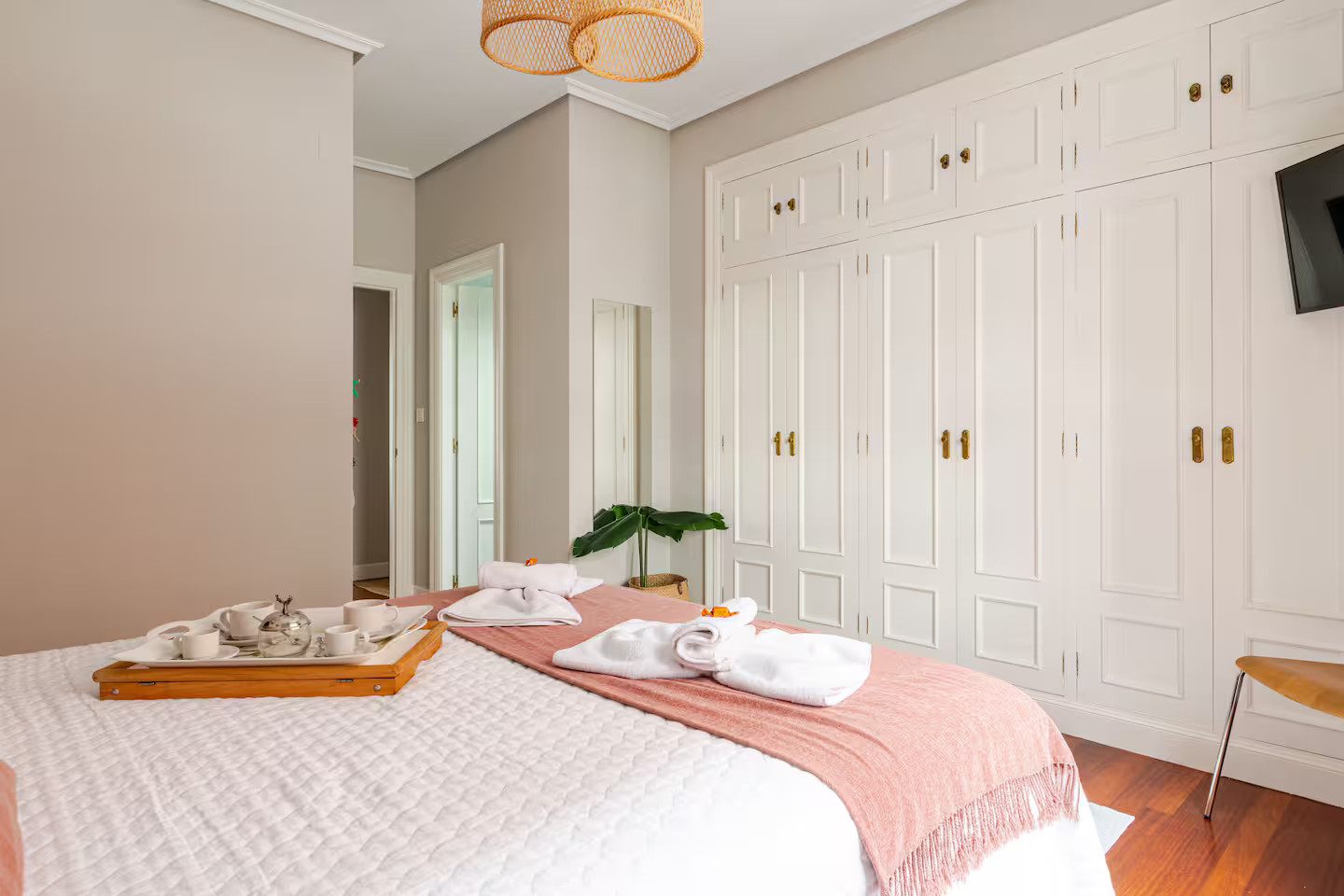 chambre terracotta décoration contemporaine et naturelle appartement à Bilbao