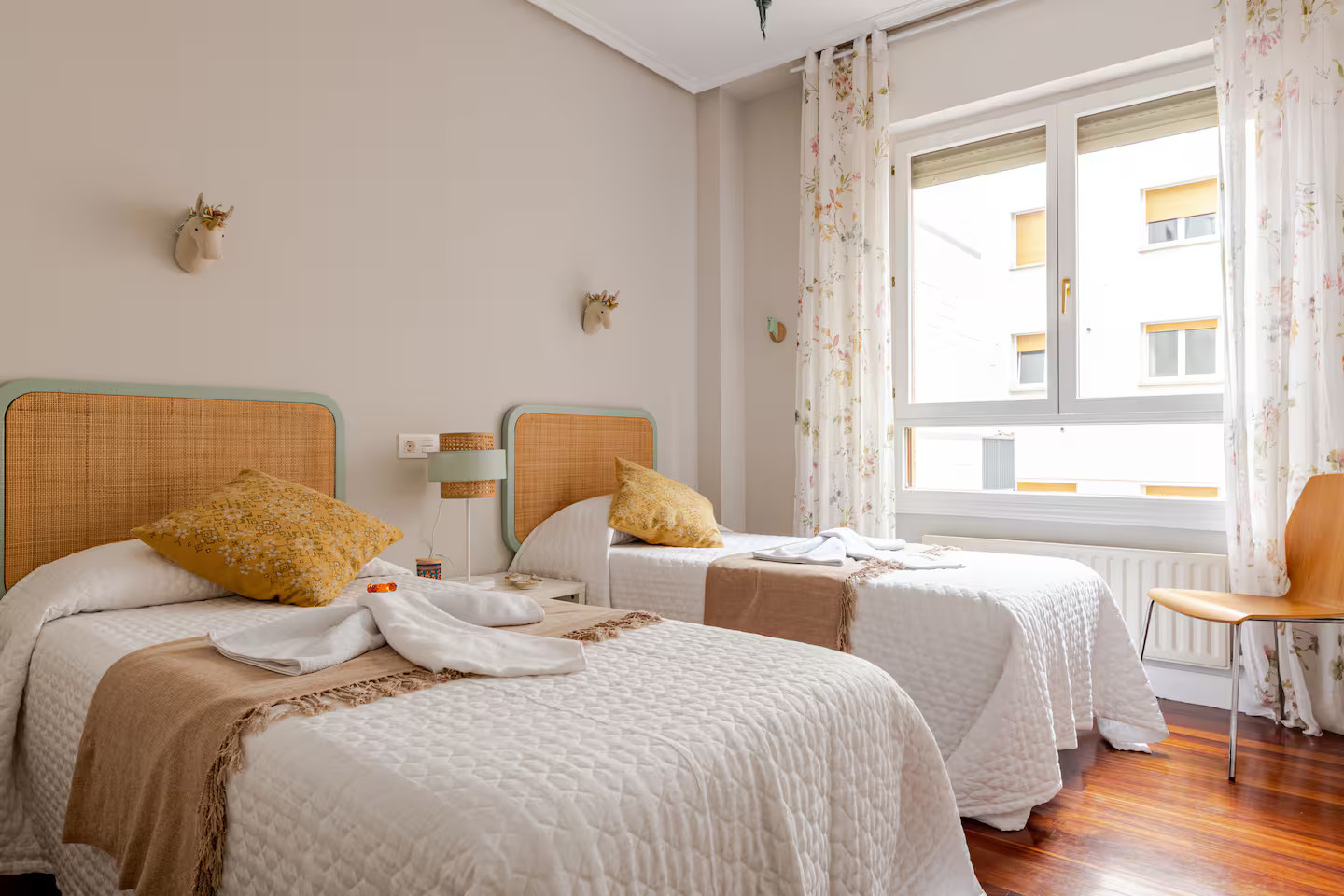 chambre à deux lits décoration contemporaine et naturelle appartement à Bilbao