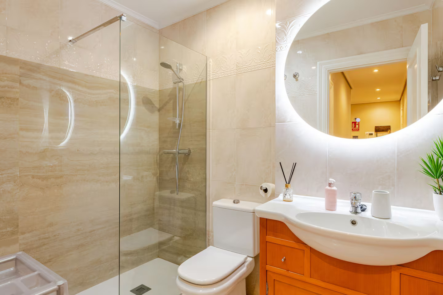 salle de bain moderne bois et travertin