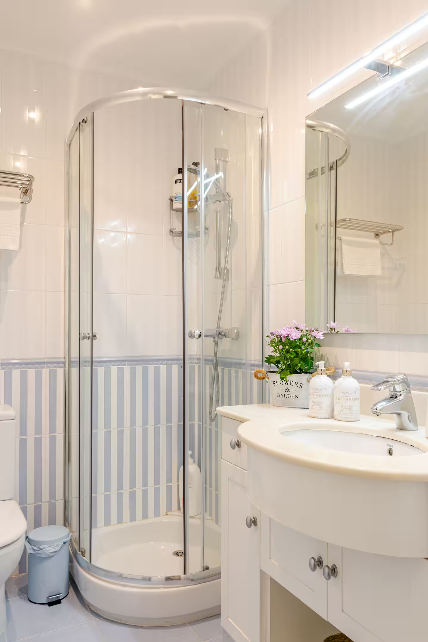 salle de bain moderne bleu clair et blanc