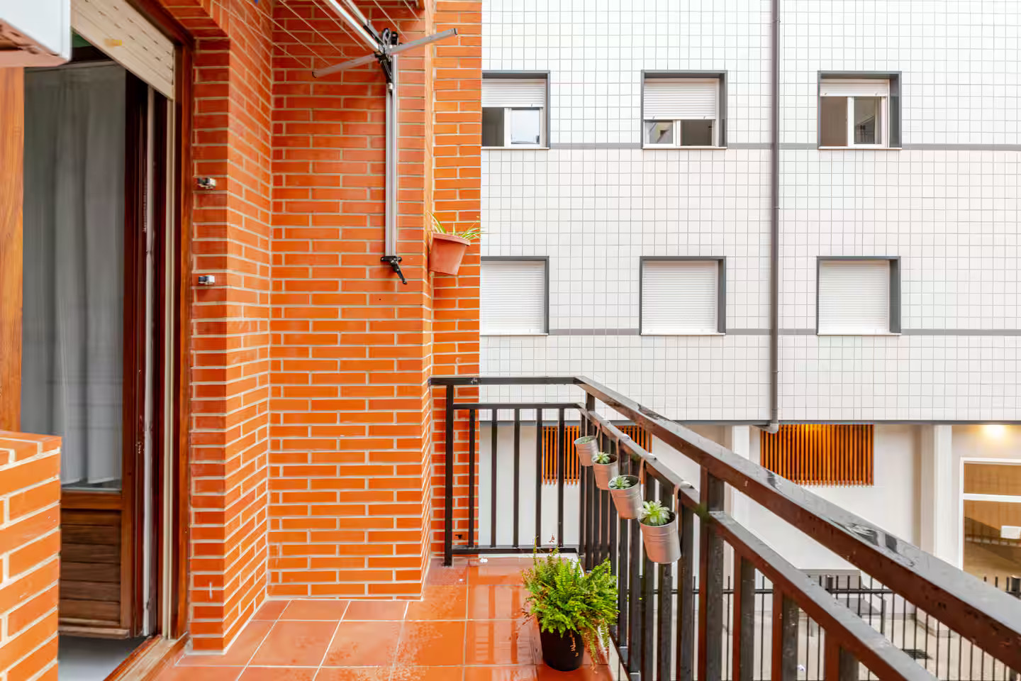 balcon sol terre cuite sur cour