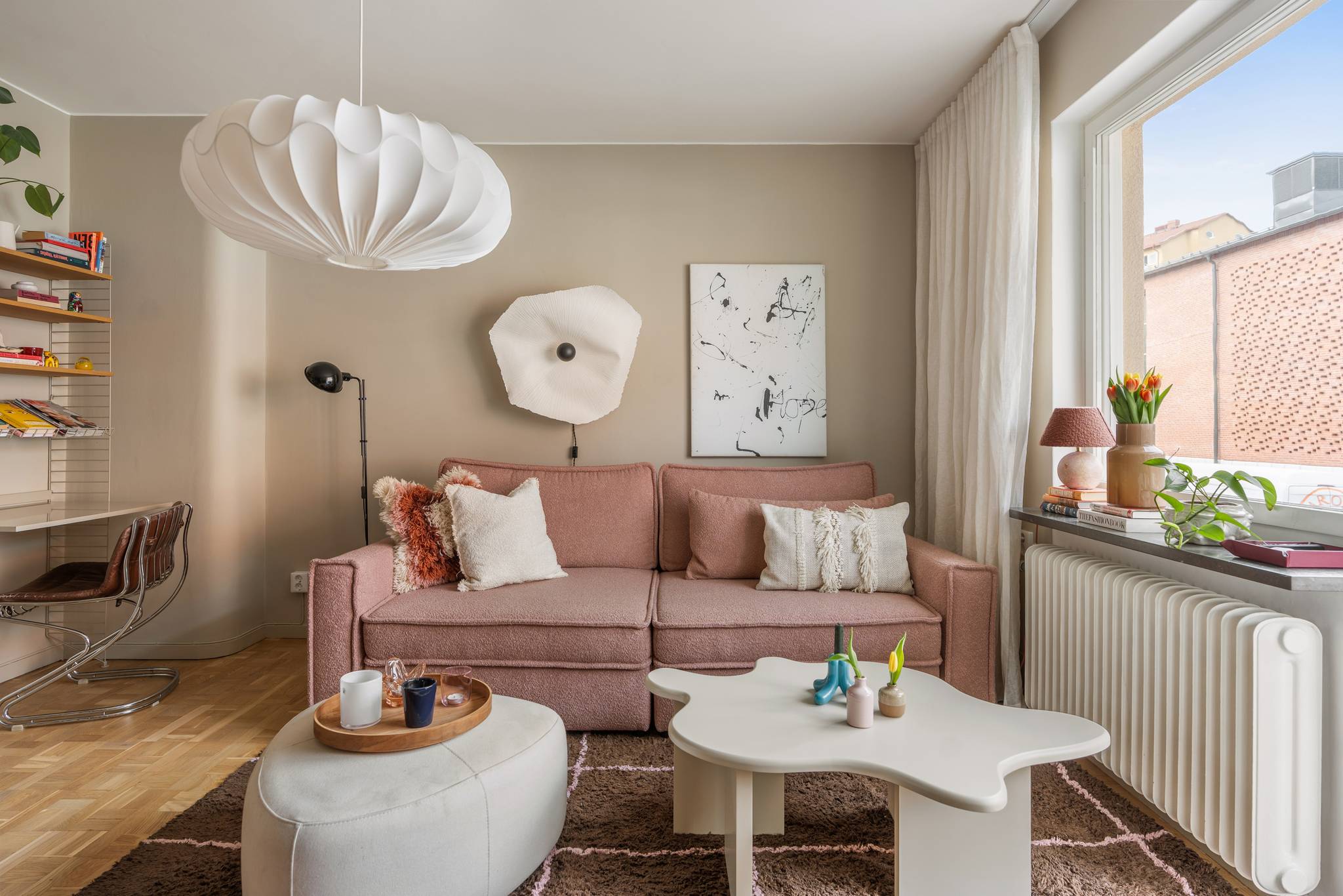 salon avec canapé rose décoration scandinave appartement des années 50 salon avec canapé rose décoration scandinave appartement des années 50
