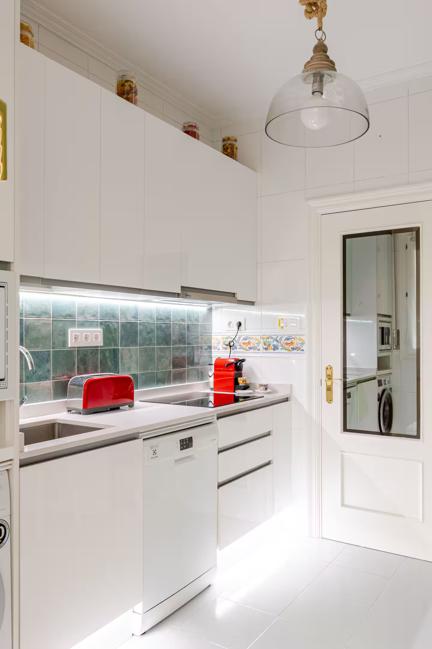 cuisine verte et blanche décoration contemporaine appartement à Bilbao