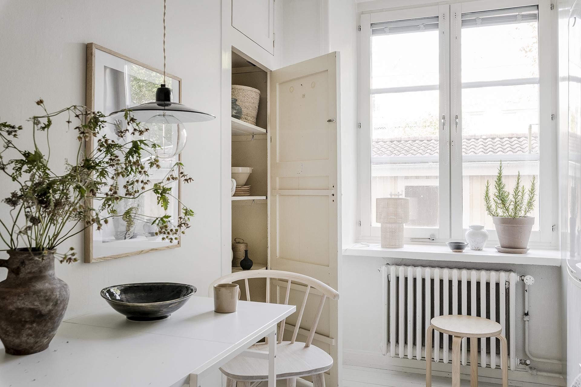 dining room in kitchen with pantry