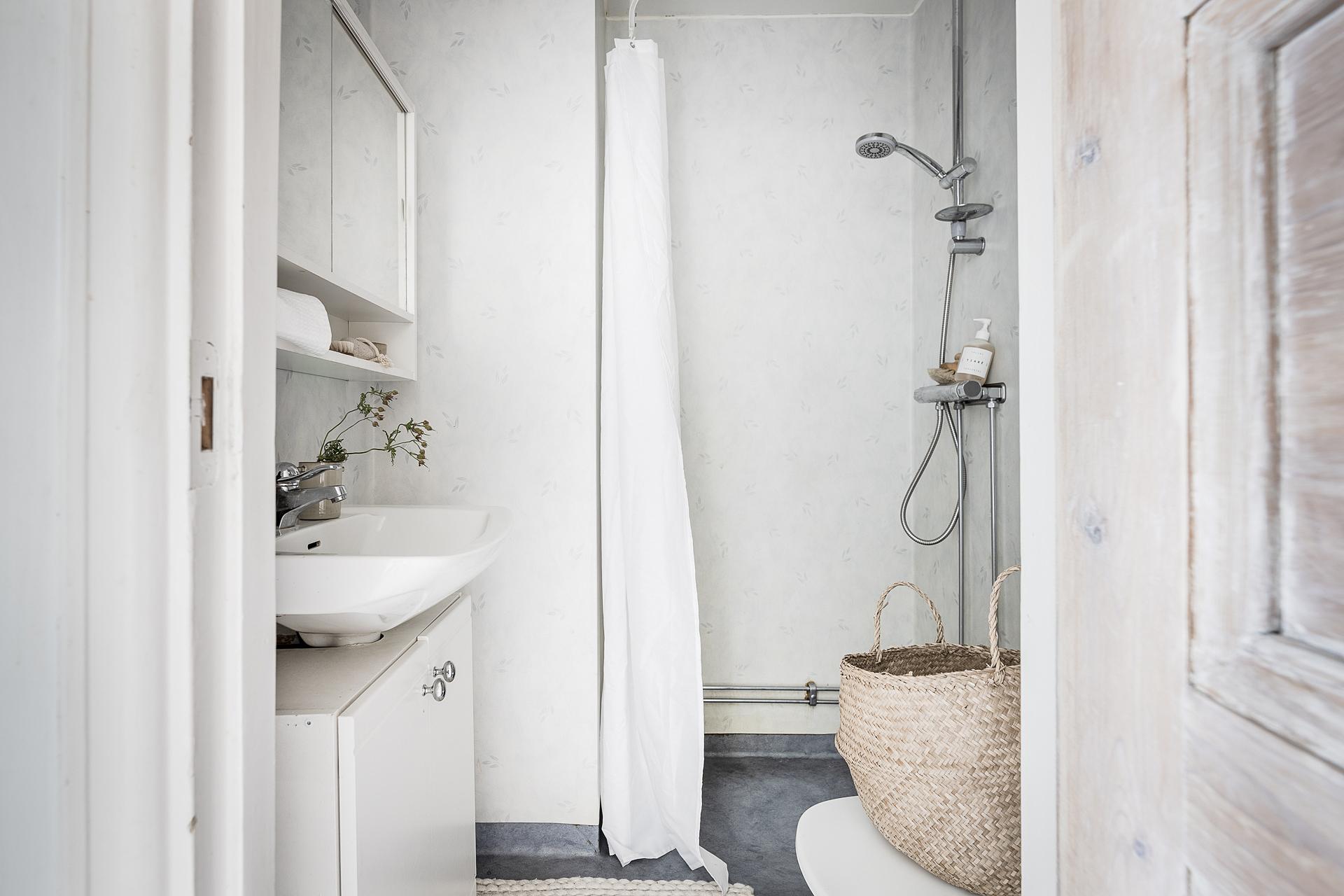 modern bathroom gray and white