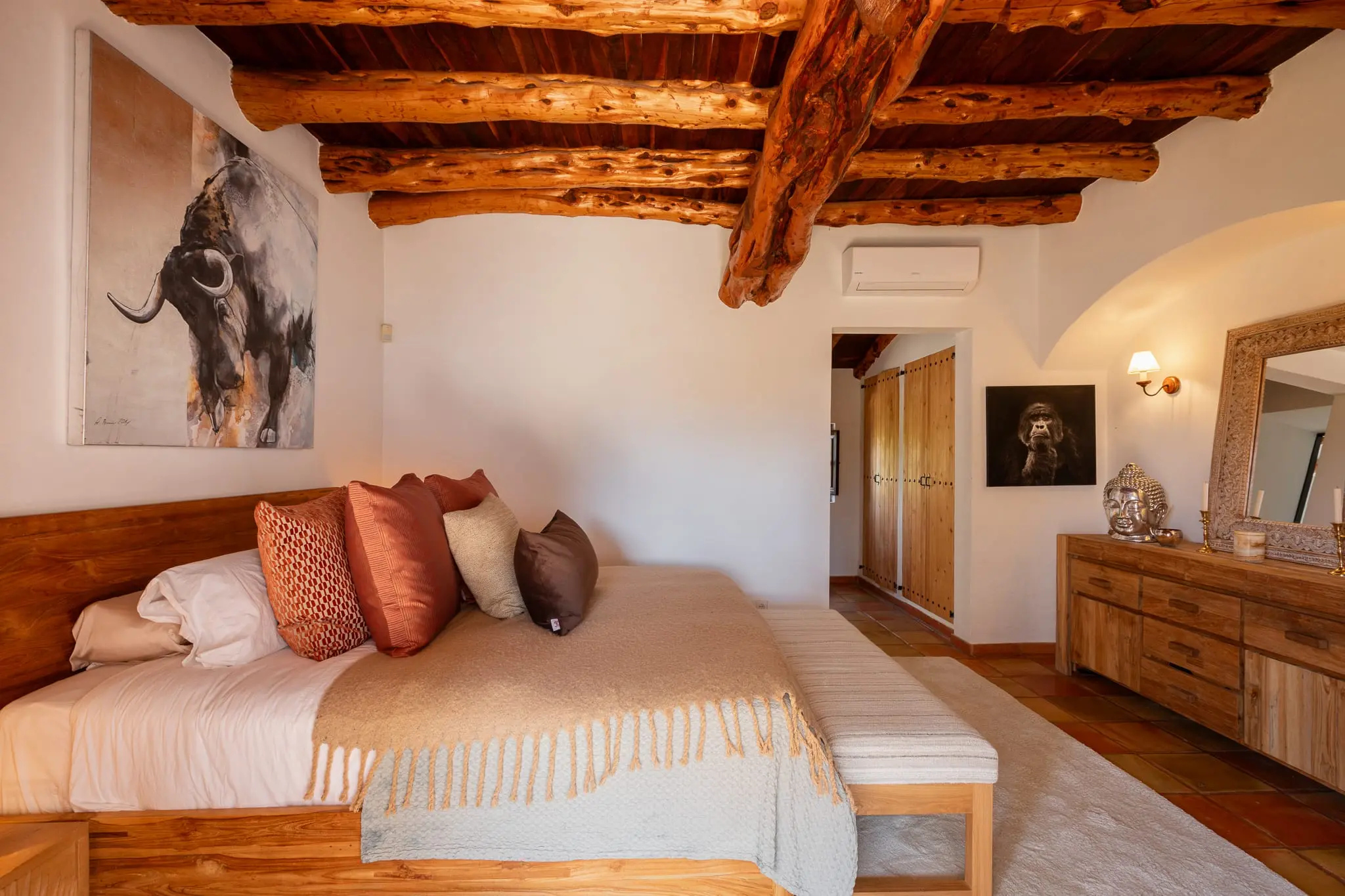 chambre avec poutres décoration contemporaine finca authentique modernisée à Ibiza avec piscine chambre avec poutres décoration contemporaine finca authentique modernisée à Ibiza avec piscine