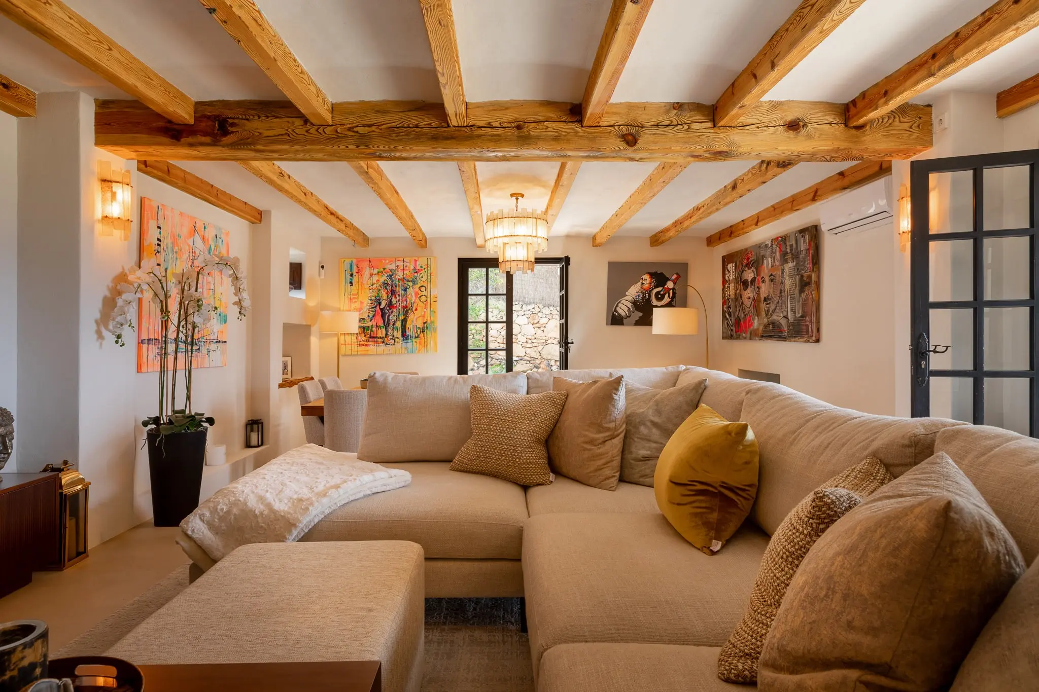 salon avec poutres décoration contemporaine finca authentique modernisée à Ibiza avec piscine salon avec poutres décoration contemporaine finca authentique modernisée à Ibiza avec piscine