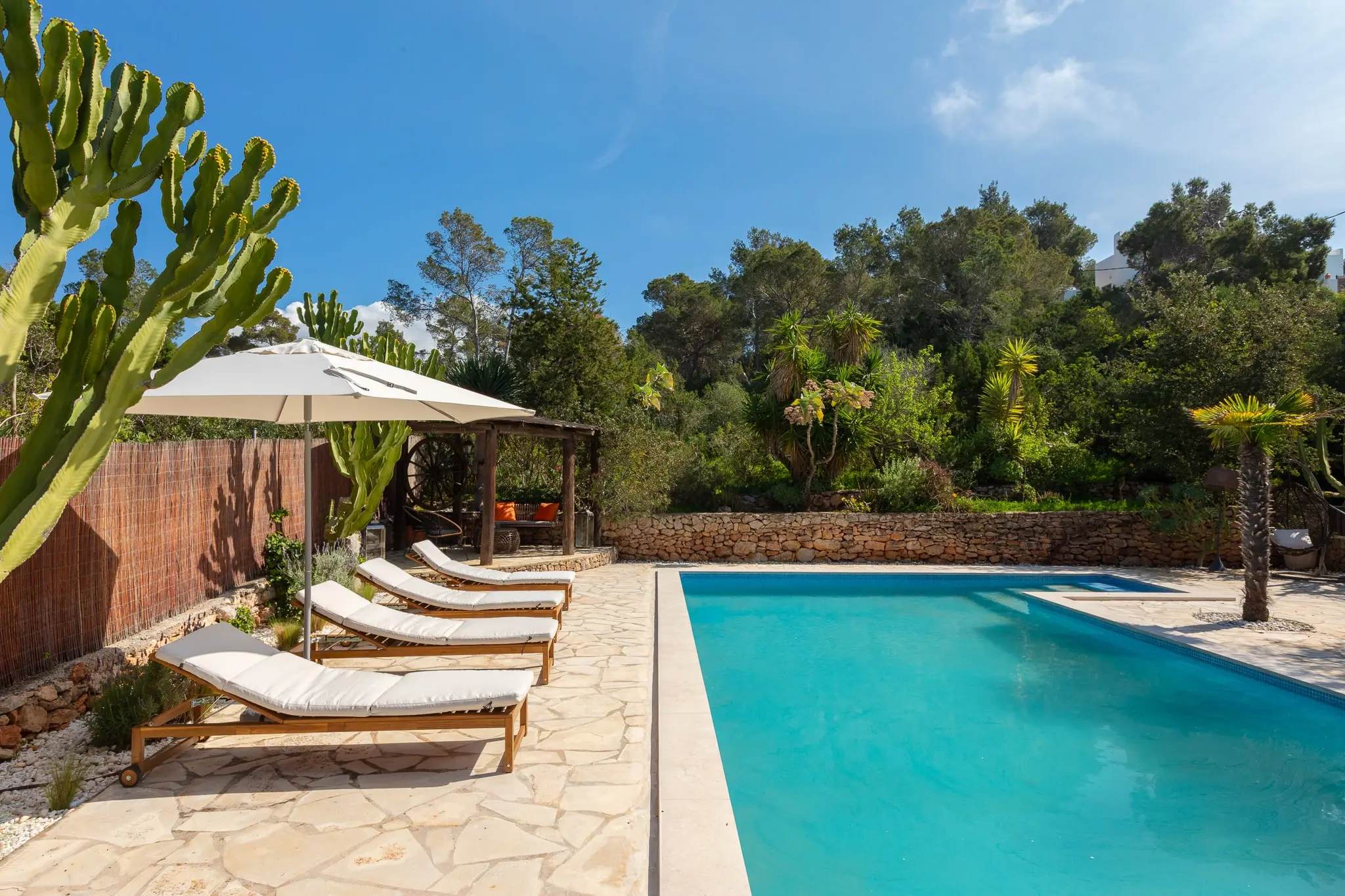 piscine finca authentique modernisée à Ibiza piscine finca authentique modernisée à Ibiza