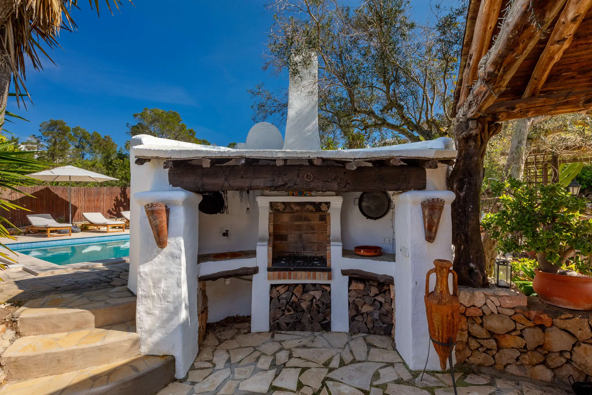 terrasse avec barbecue et piscine finca authentique modernisée à Ibiza terrasse avec barbecue et piscine finca authentique modernisée à Ibiza