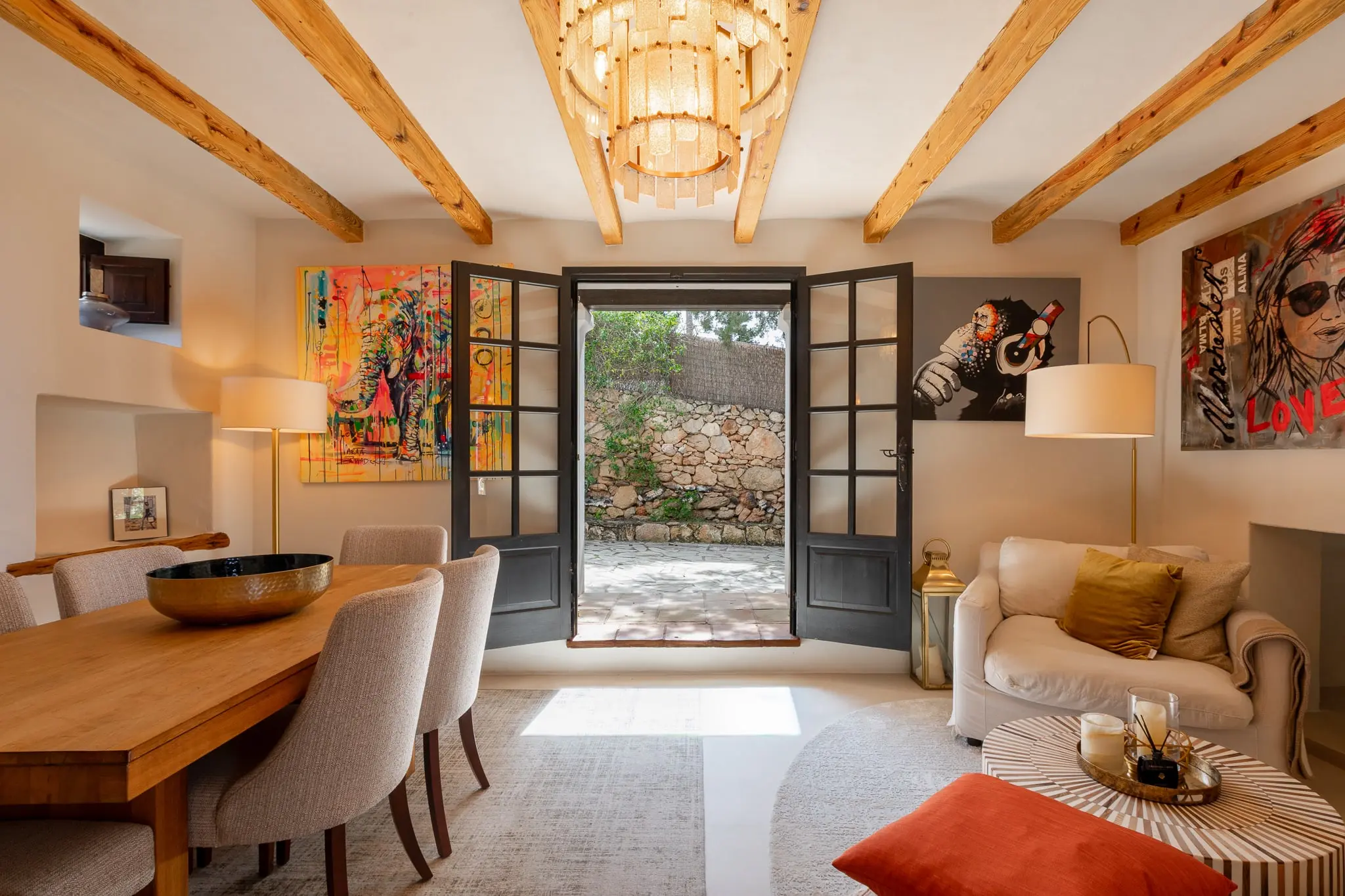 salle à manger avec poutres décoration contemporaine finca authentique modernisée à Ibiza avec piscine salle à manger avec poutres décoration contemporaine finca authentique modernisée à Ibiza avec piscine