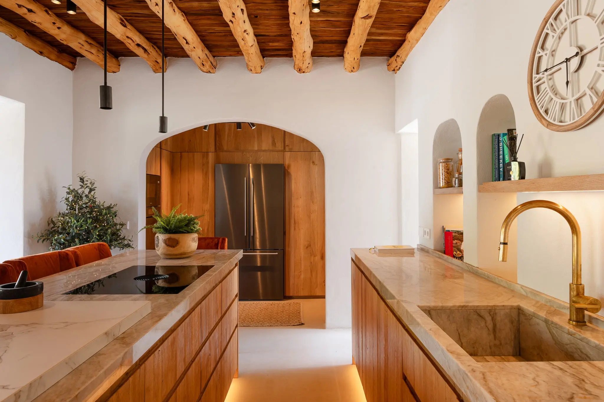 cuisine avec poutres décoration contemporaine finca authentique modernisée à Ibiza avec piscine cuisine avec poutres décoration contemporaine finca authentique modernisée à Ibiza avec piscine