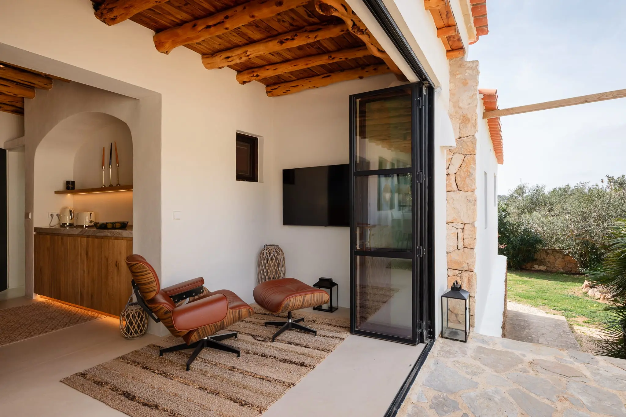salon avec poutres décoration contemporaine finca authentique modernisée à Ibiza avec piscine salon avec poutres décoration contemporaine finca authentique modernisée à Ibiza avec piscine