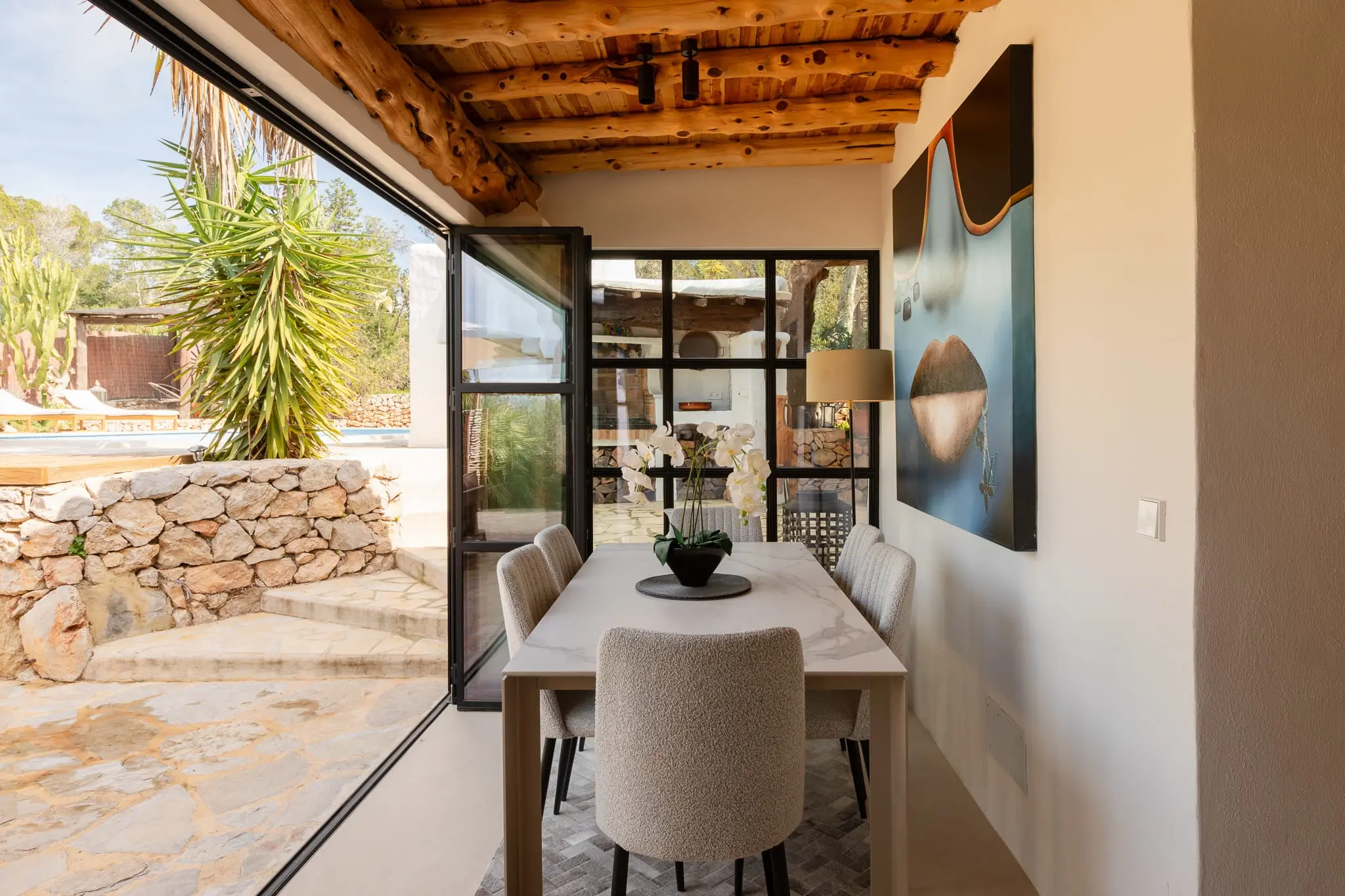 salle à manger avec poutres décoration contemporaine finca authentique modernisée à Ibiza avec piscine salle à manger avec poutres décoration contemporaine finca authentique modernisée à Ibiza avec piscine