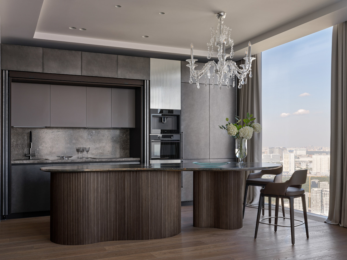 cuisine ouverte couleur noyer avec baies vitrées panoramiques décoration contemporaine
