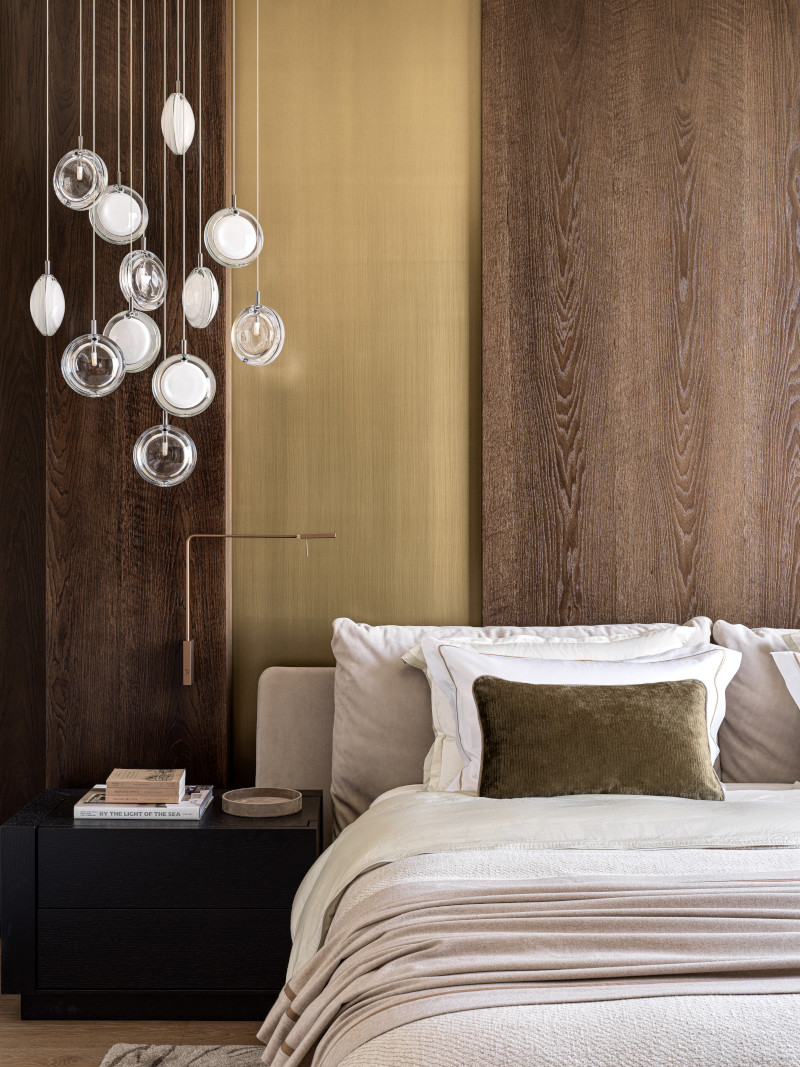 chambre avec panneau mural en bois
