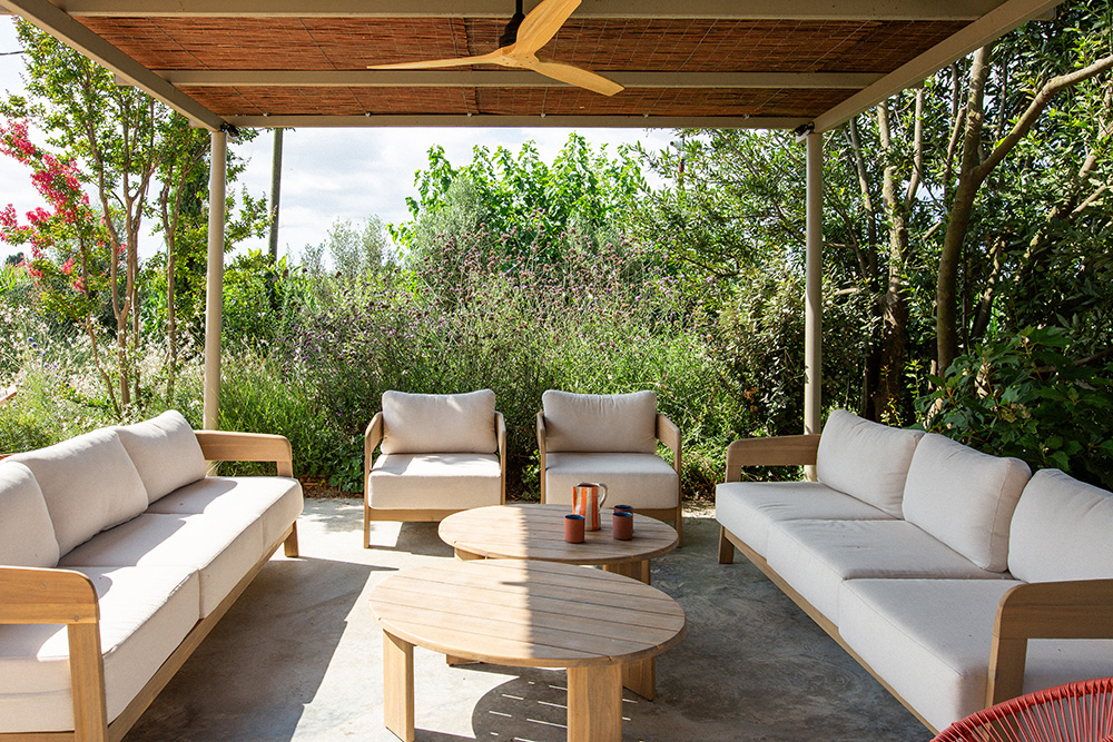 salon sous pergola et canisse maison décoration rustique chic Casa Carolina Emporda Espagne