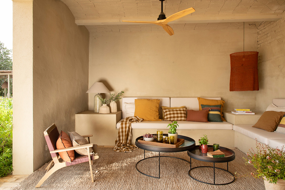 salon maçonné sur terrasse abritée maison décoration rustique chic Casa Carolina Emporda Espagne
