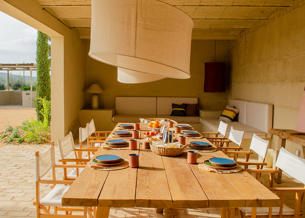 salle à manger sur terrasse maison décoration rustique chic Casa Carolina Emporda Espagne